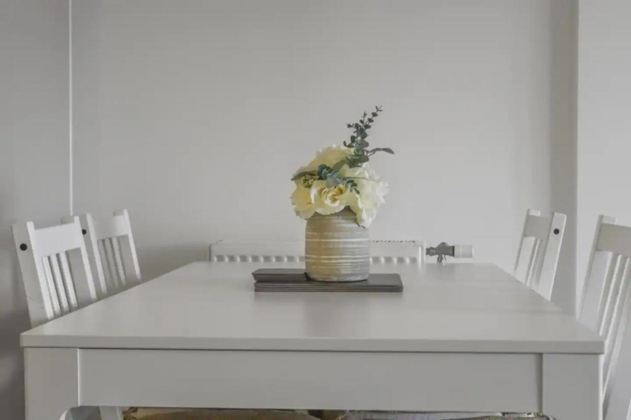 Centrally Located - Modern - 2bed - 2bath Appartement *
