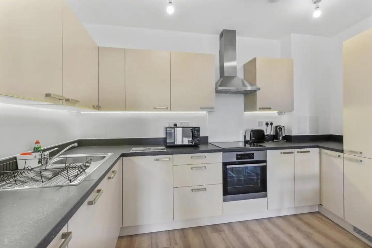 Centrally Located - Modern - 2bed - 2bath Appartement Londen