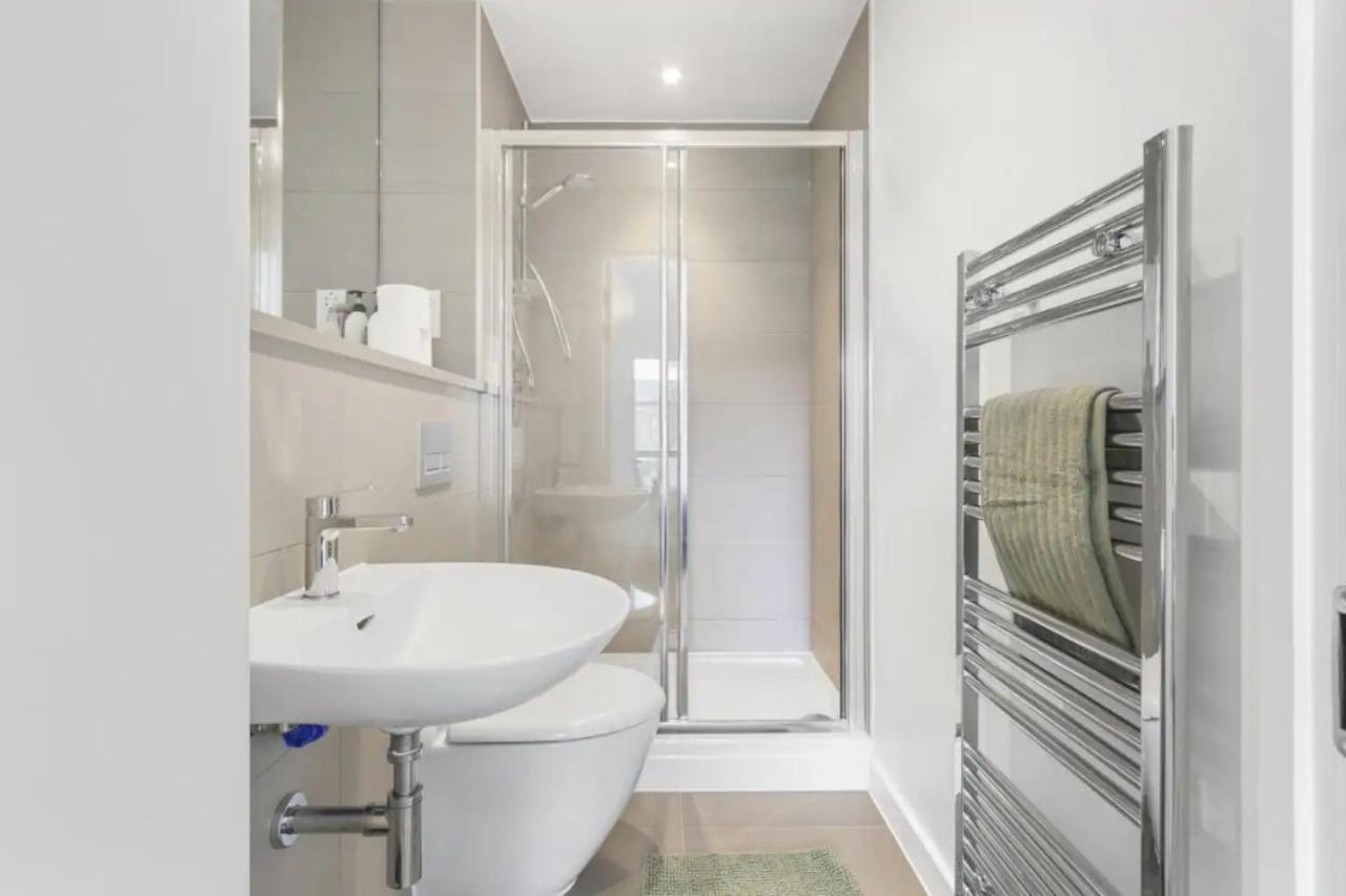 Centrally Located - Modern - 2bed - 2bath Londen