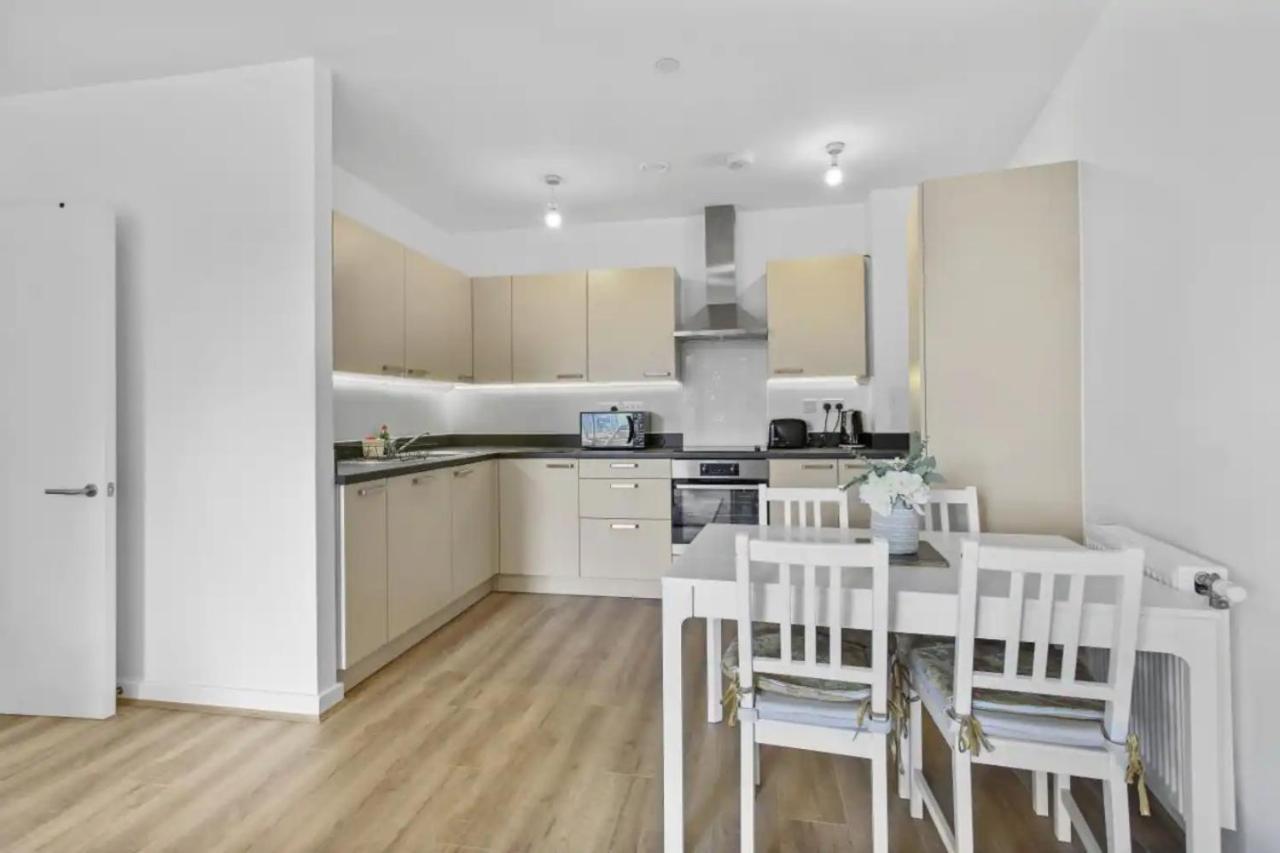 Centrally Located - Modern - 2bed - 2bath Londen