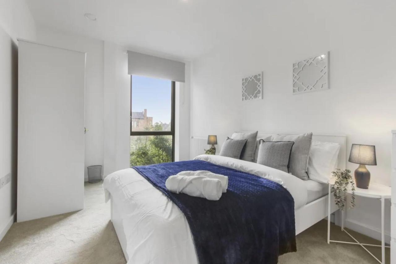 Centrally Located - Modern - 2bed - 2bath Appartement Londen