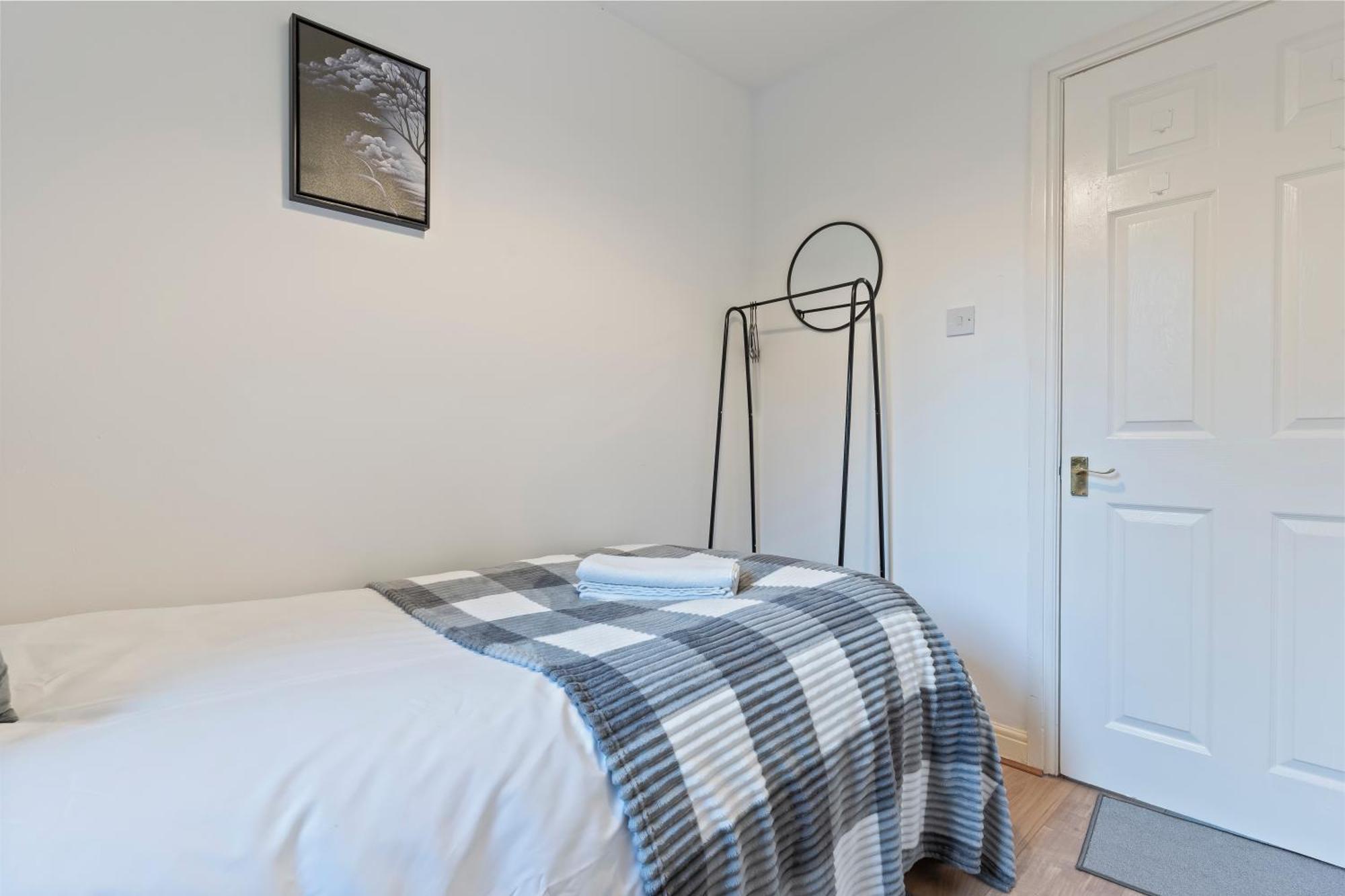 Holiday home Lovely 4br House In The With Parking *
