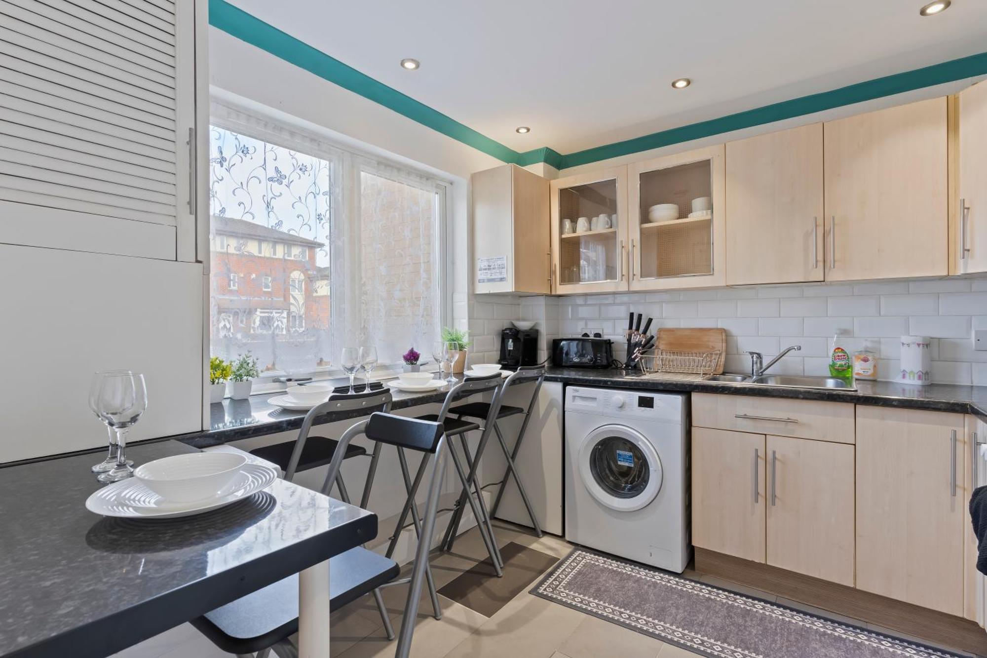 Holiday home Lovely 4br House In The With Parking