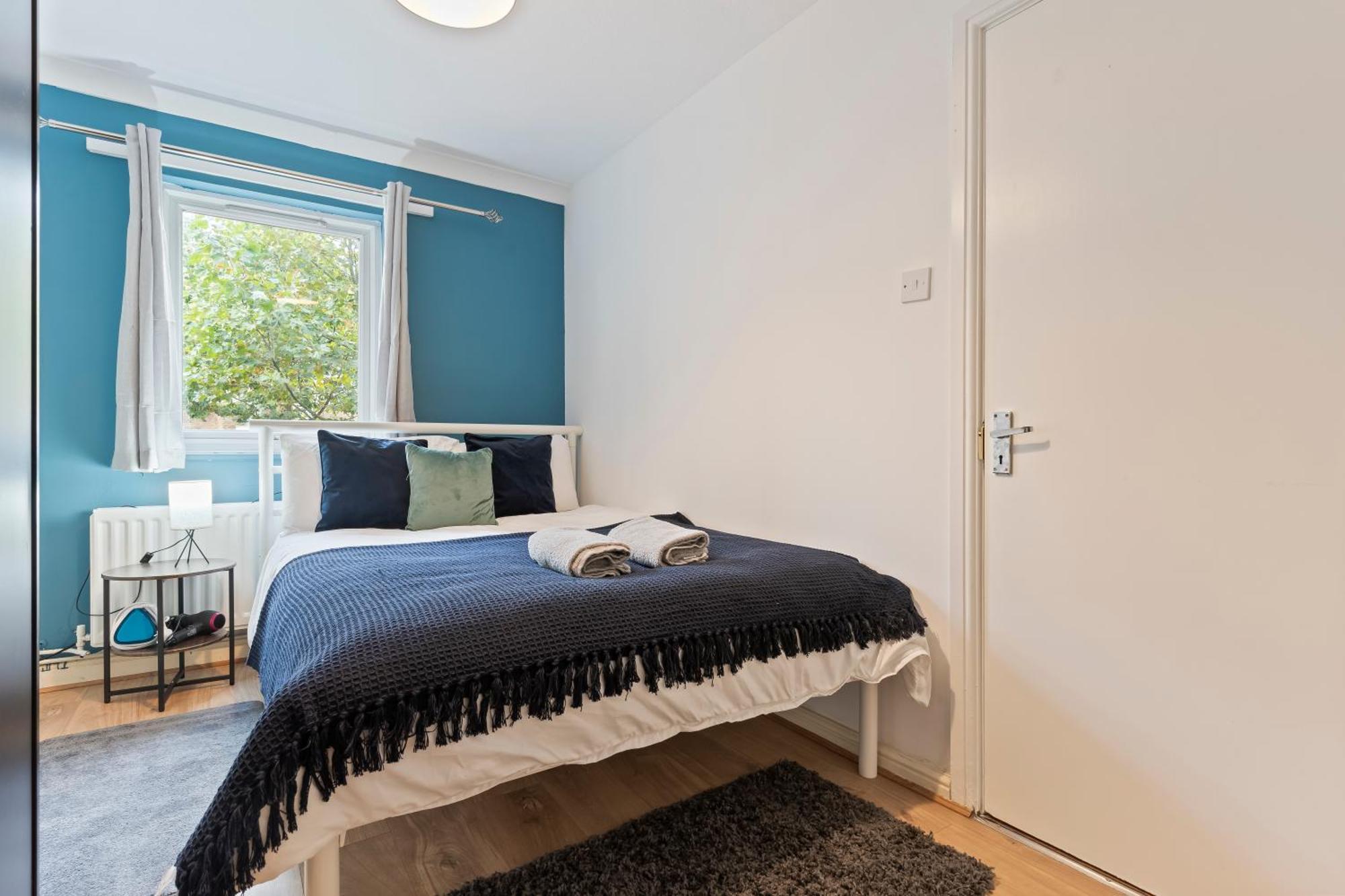 Lovely 4br House In The With Parking London