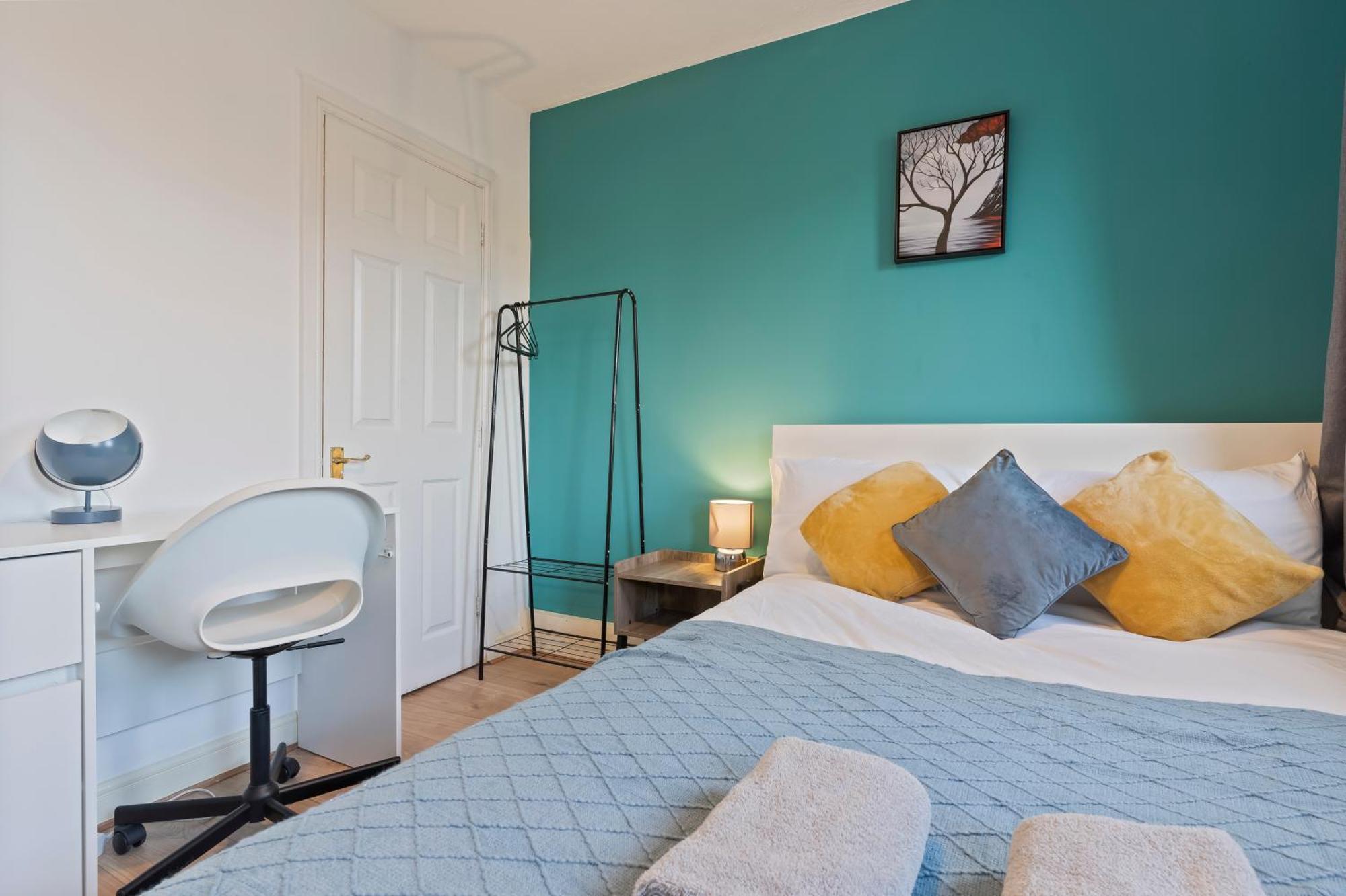 Holiday home Lovely 4br House In The With Parking