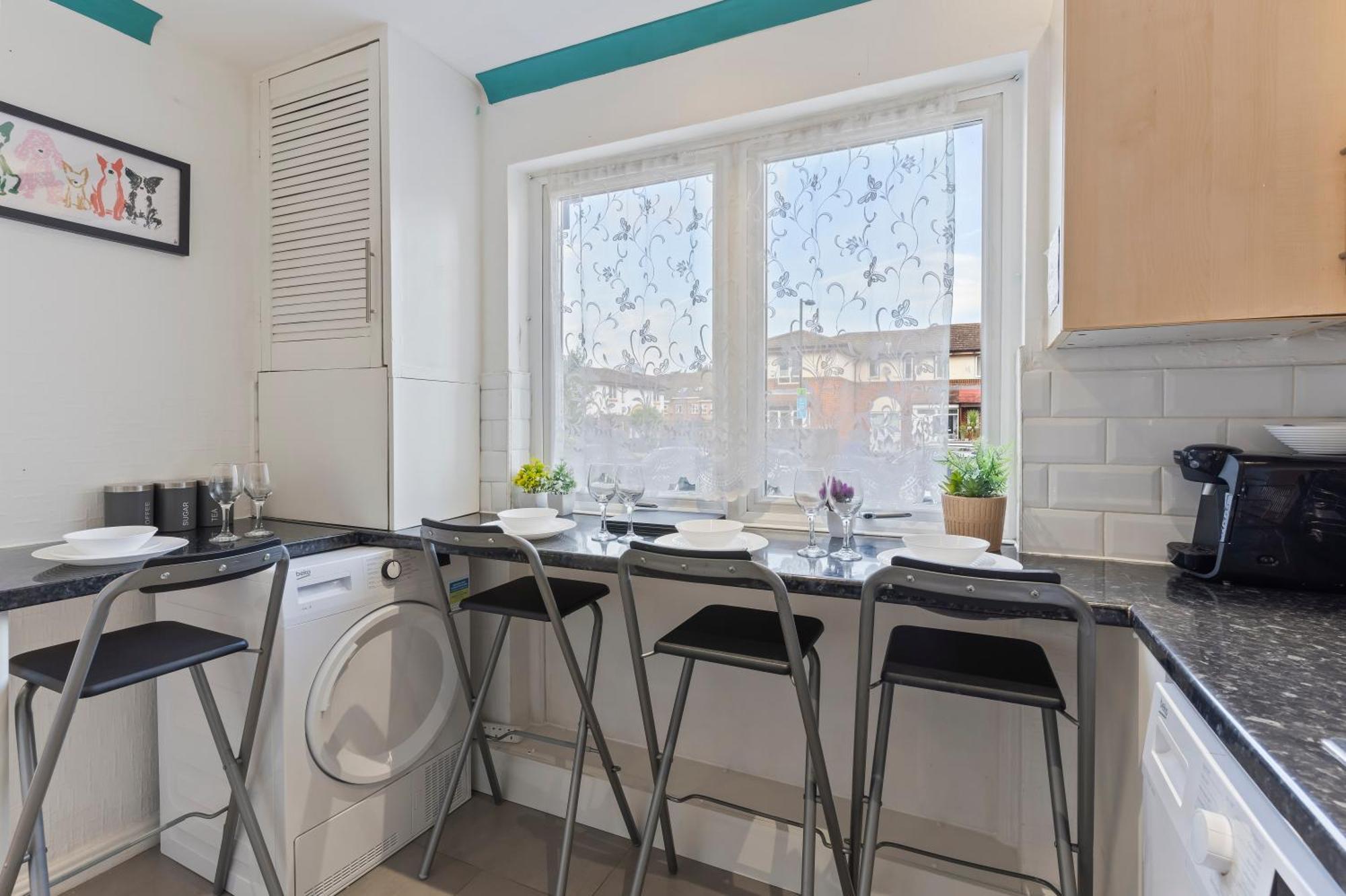 Lovely 4br House In The With Parking Holiday home London