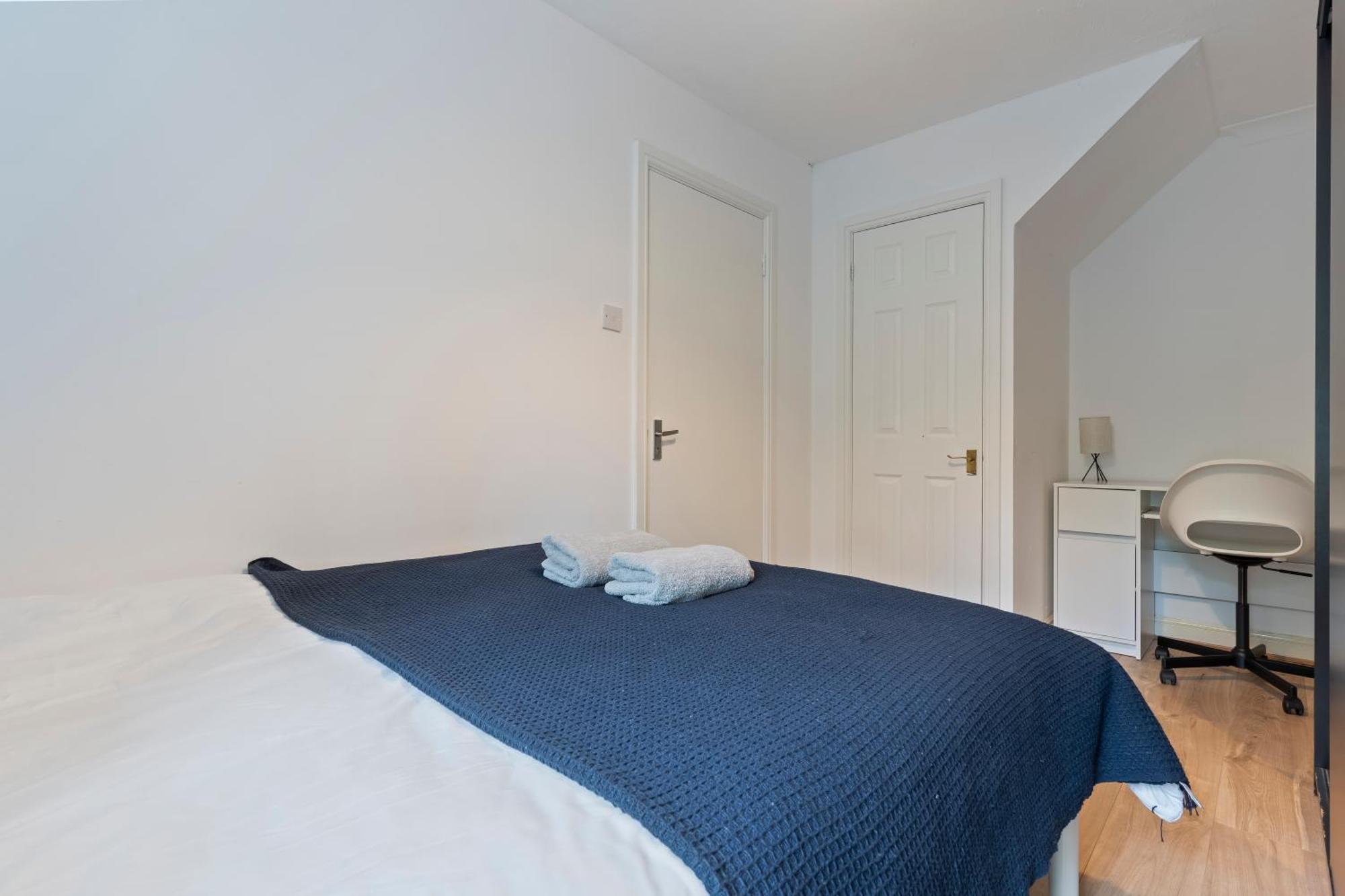 Lovely 4br House In The With Parking *