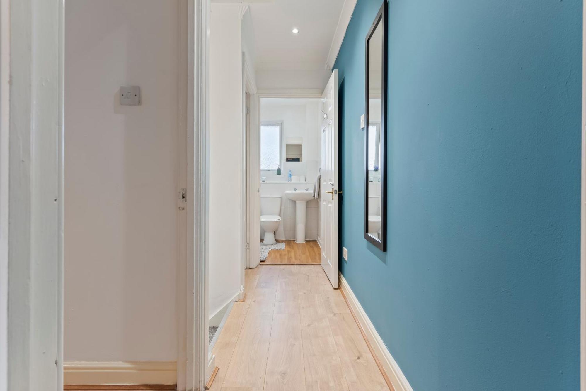 Lovely 4br House In The With Parking London