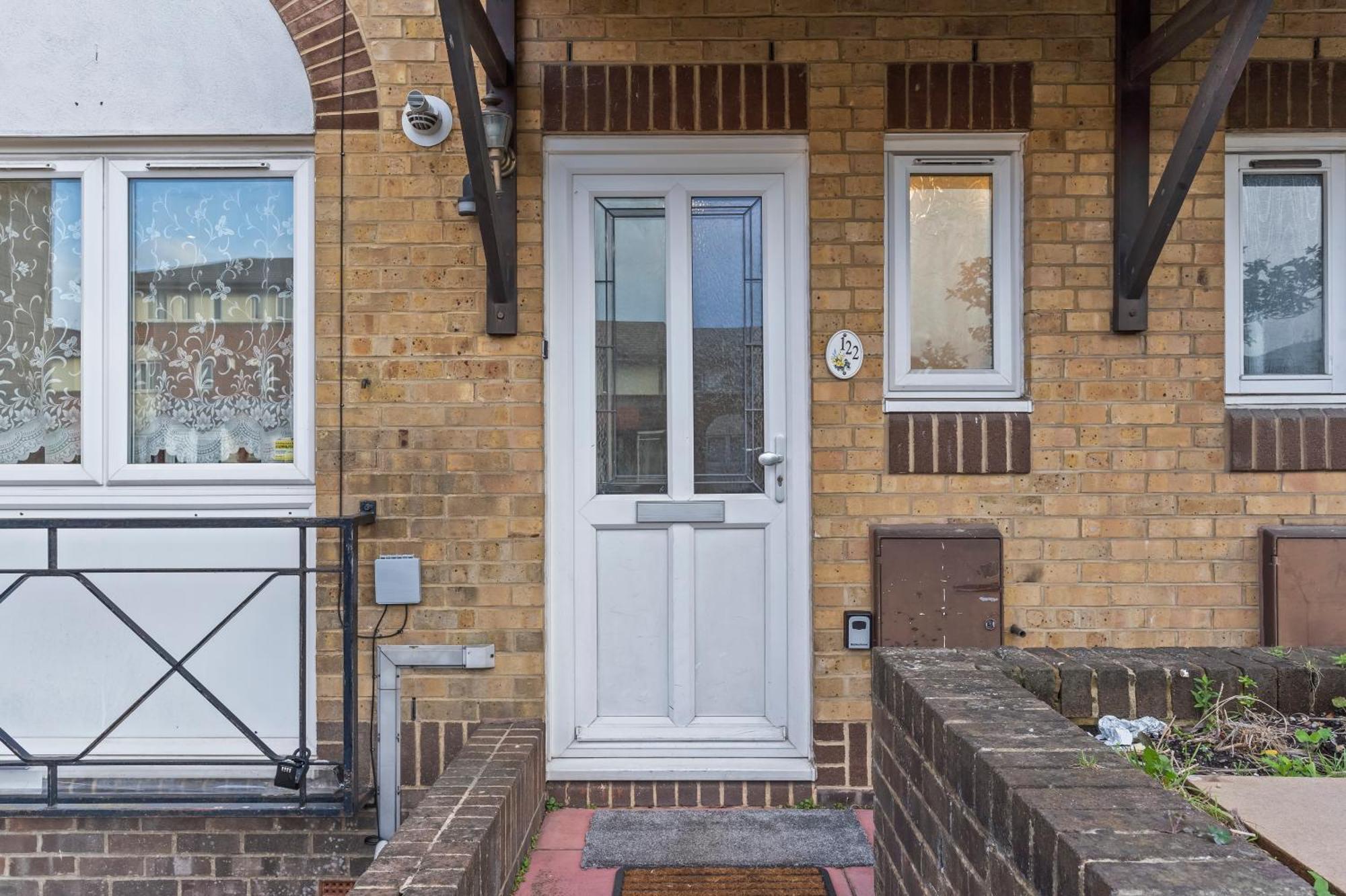 Lovely 4br House In The With Parking *