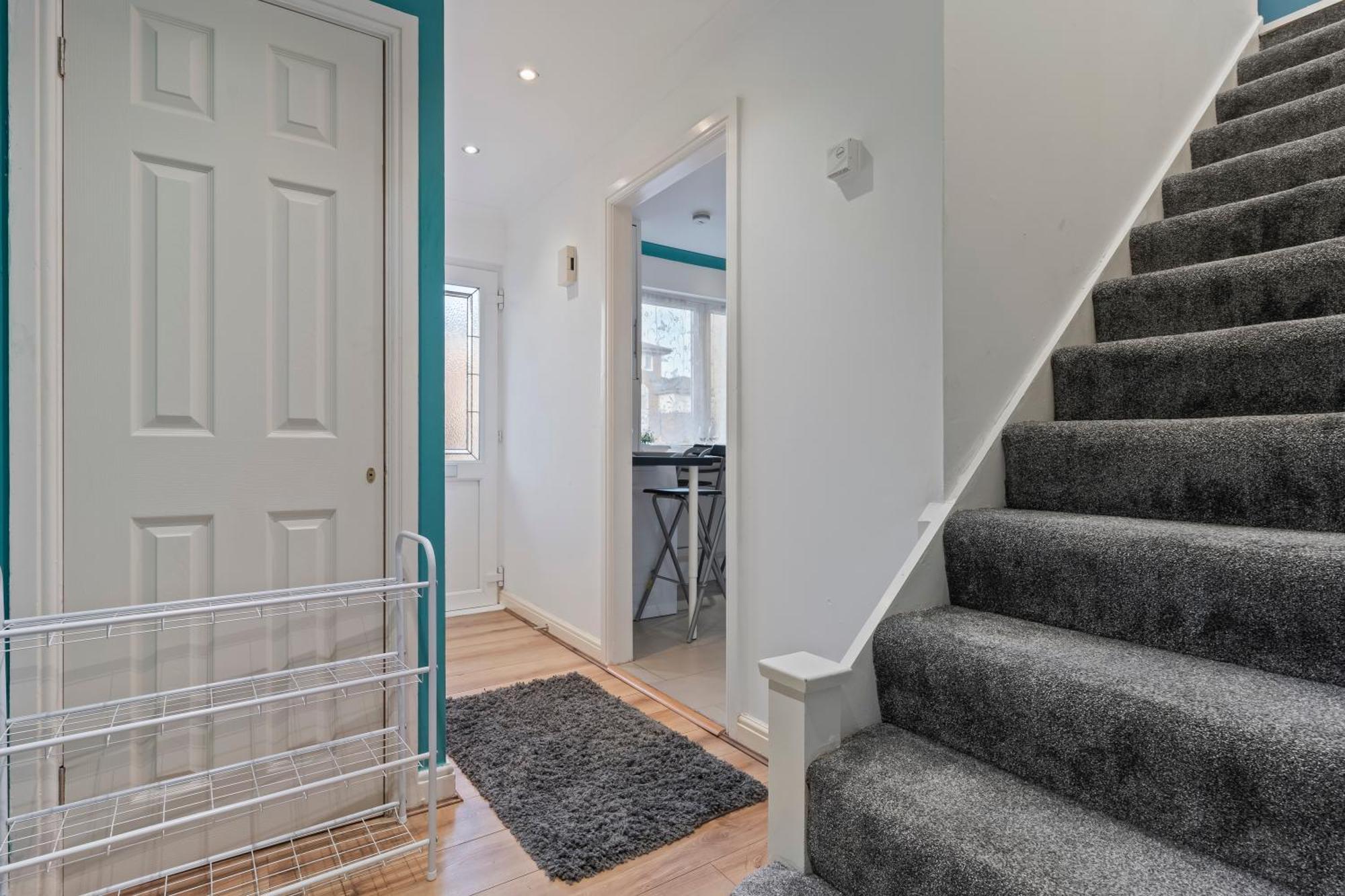 Holiday home Lovely 4br House In The With Parking