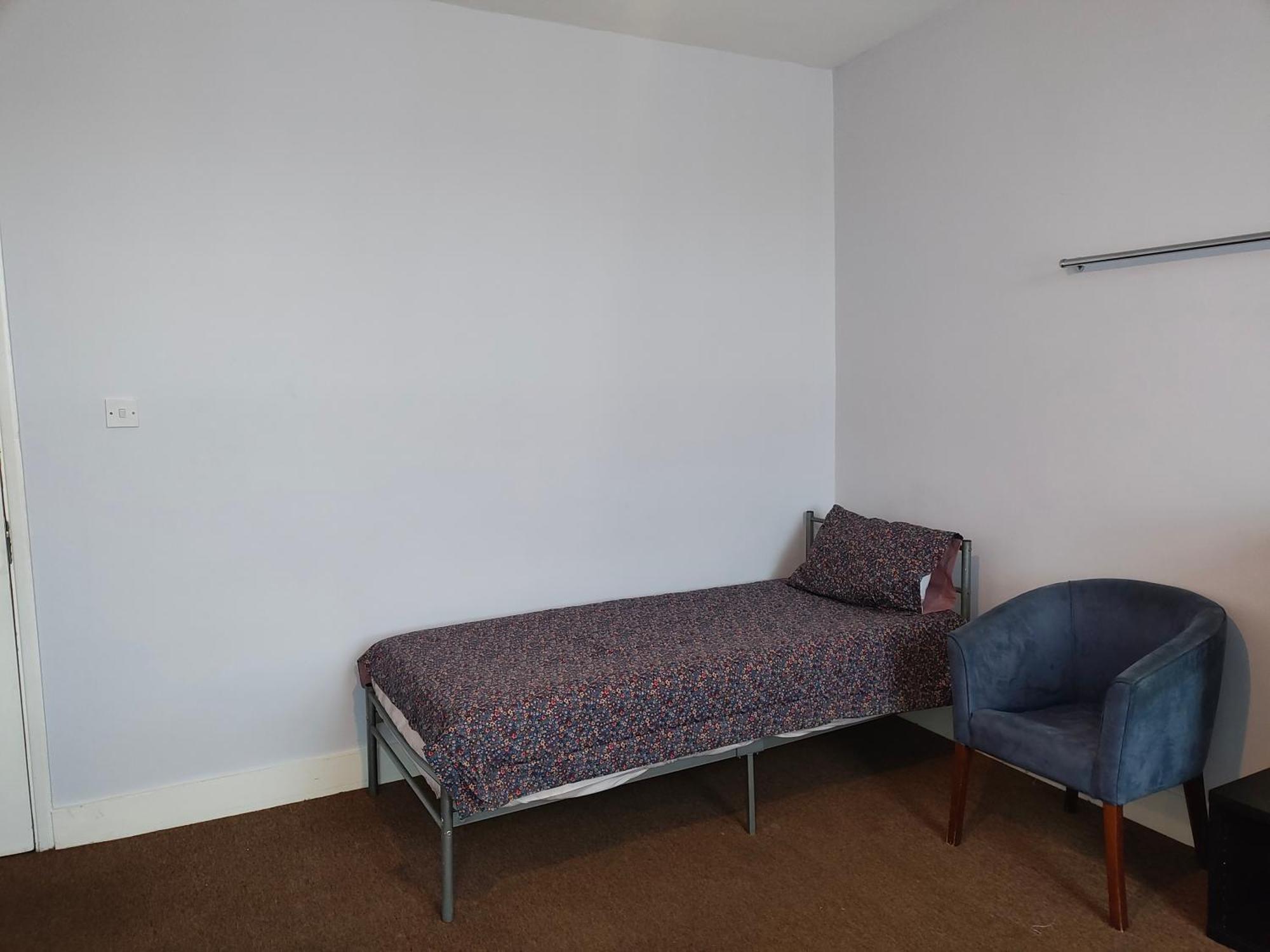 The Highbury & Islington 2 Single Beds * London