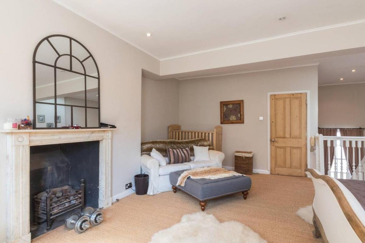 Stylish 1-bed With A Roof Terrace Apartment