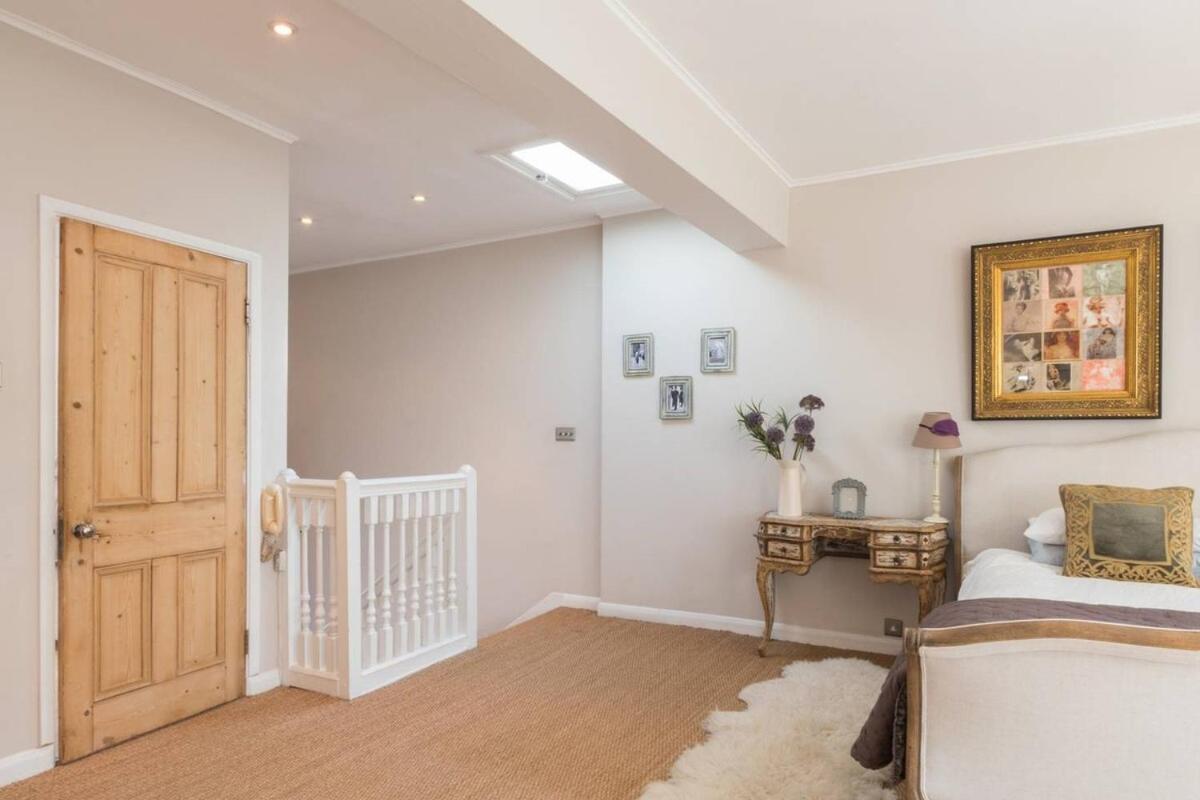 Stylish 1-bed With A Roof Terrace Apartment London