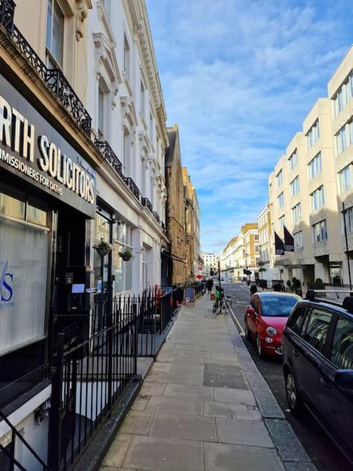 Charming Hyde Park Private With Back Patio By Lancaster Gate And Paddington Station Apartment London