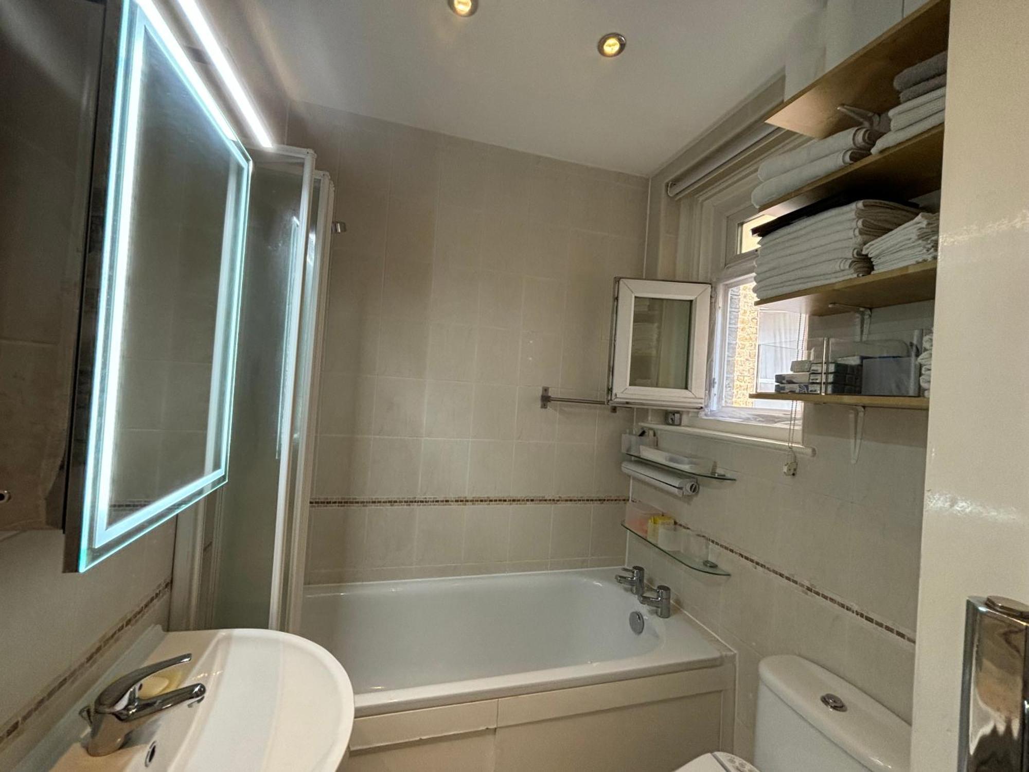 Apartment Superbly Located 1bd Flat Heart Of Fitzrovia London
