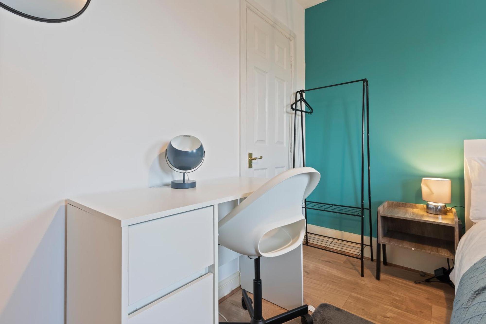 Cozy Townhouse With 4 Bedrooms London