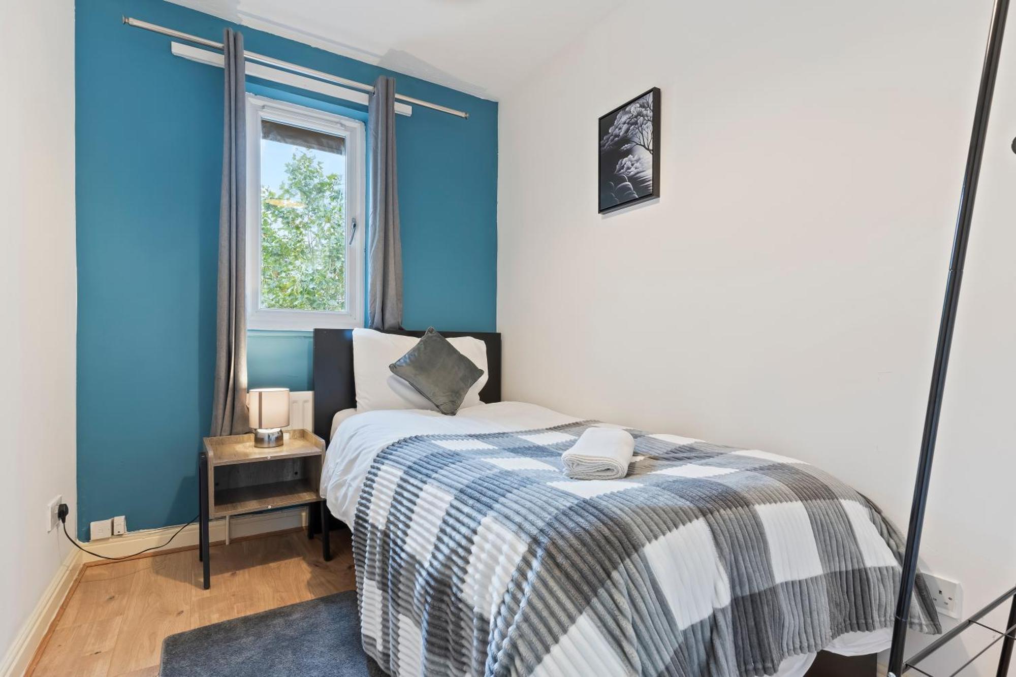 Cozy Townhouse With 4 Bedrooms London