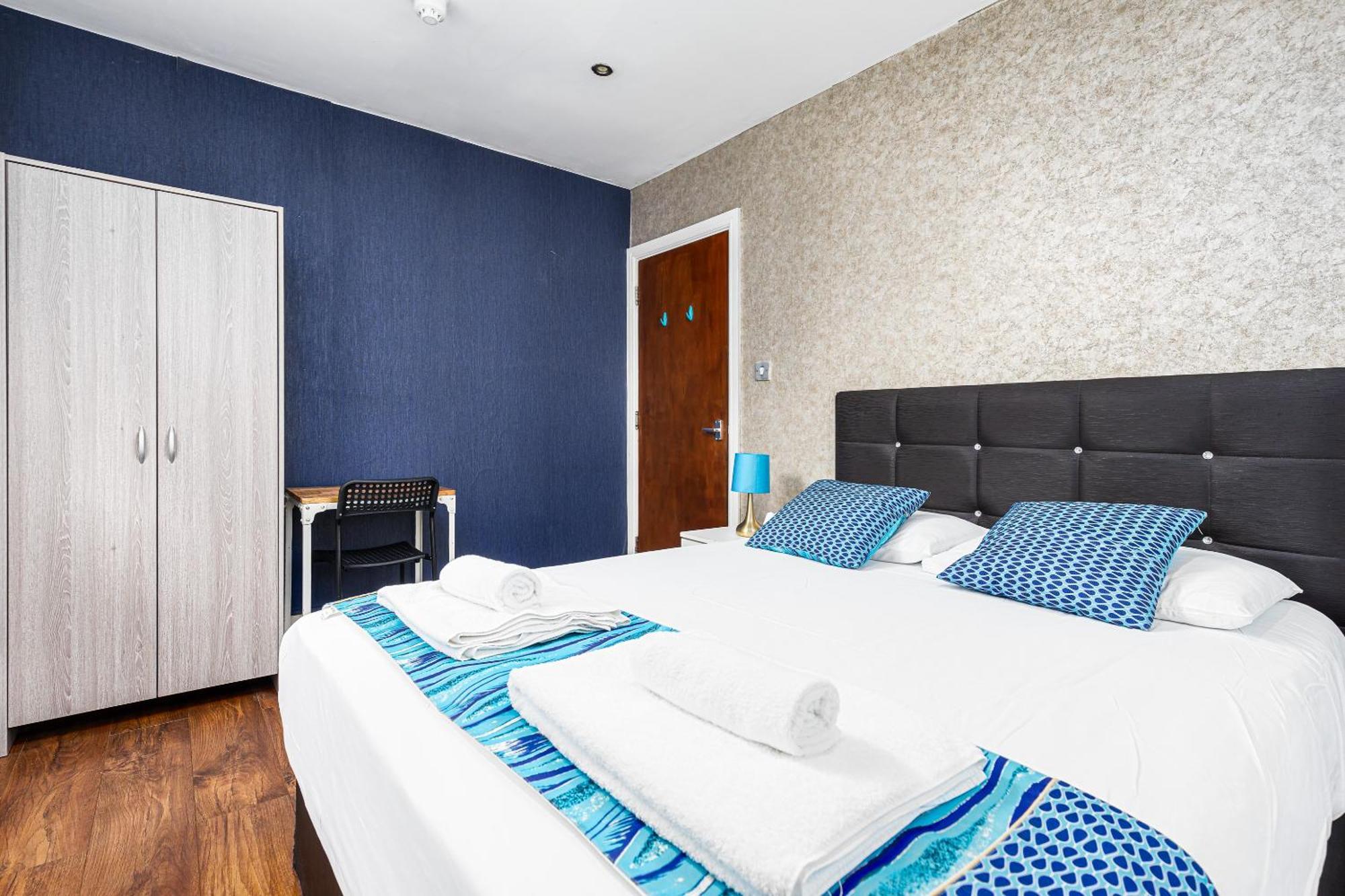 Aldgate Flats Apartment