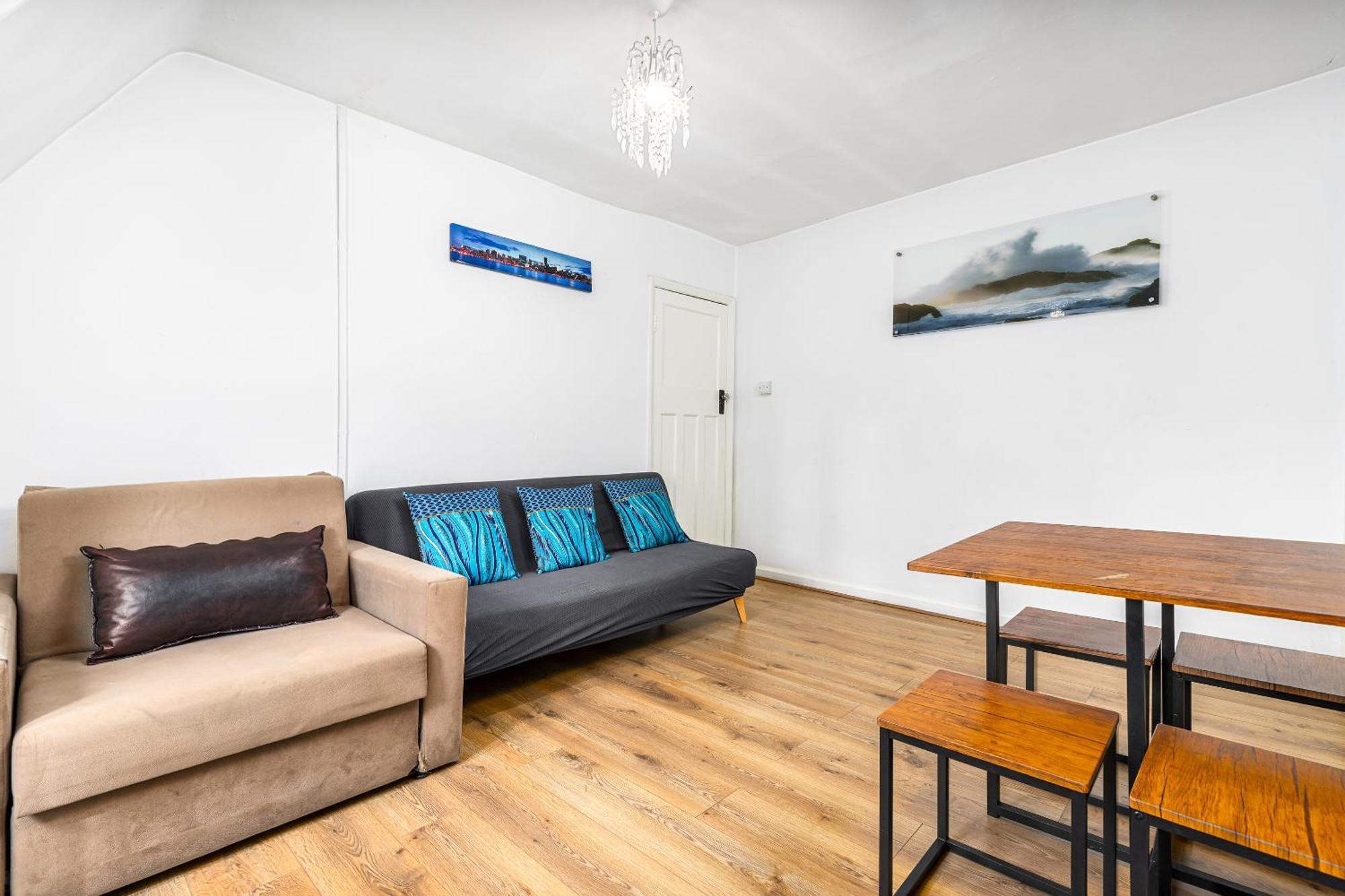 Aldgate Flats Apartment