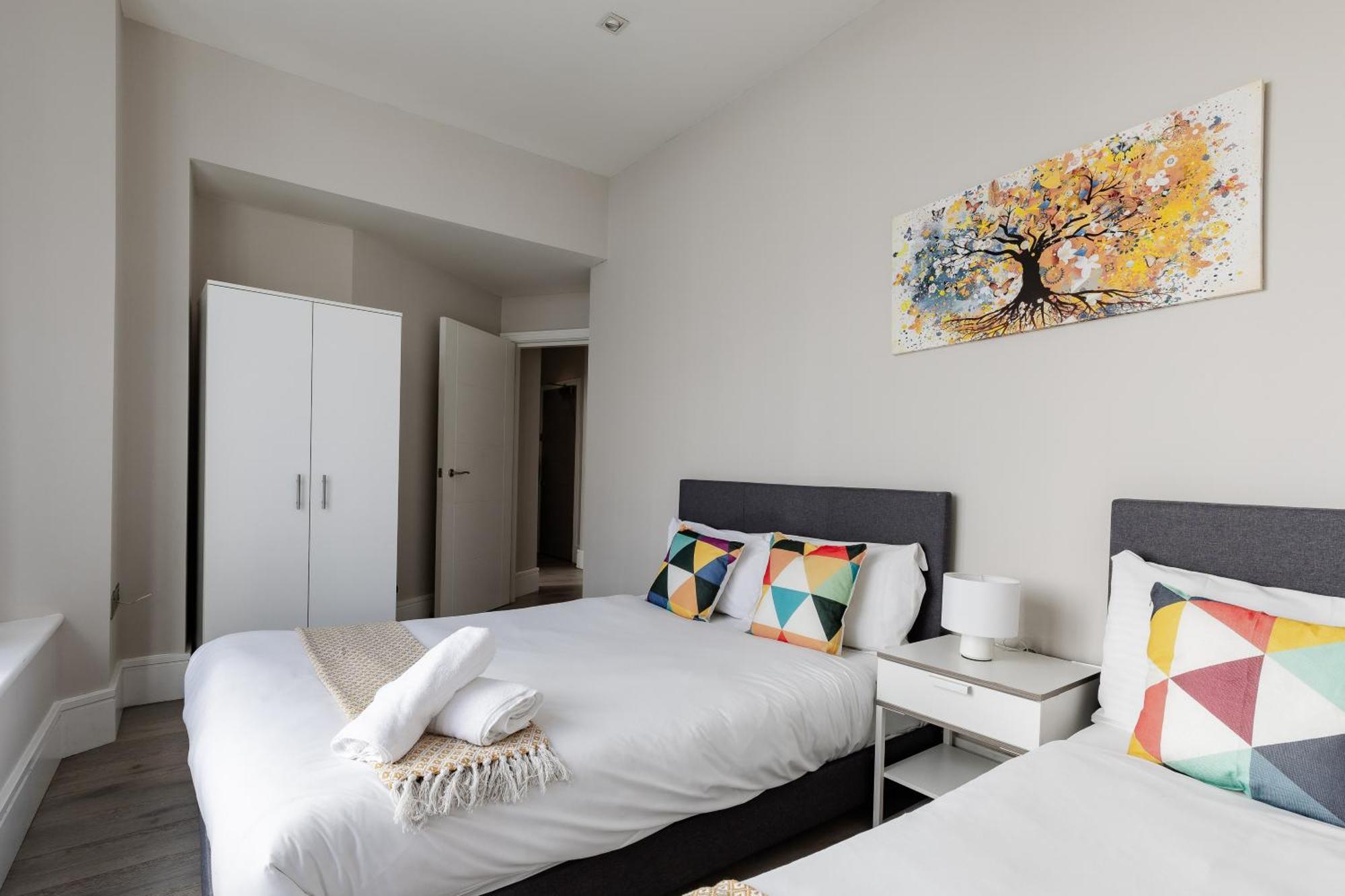 Superb Opposite Edgware Road Station Appartement