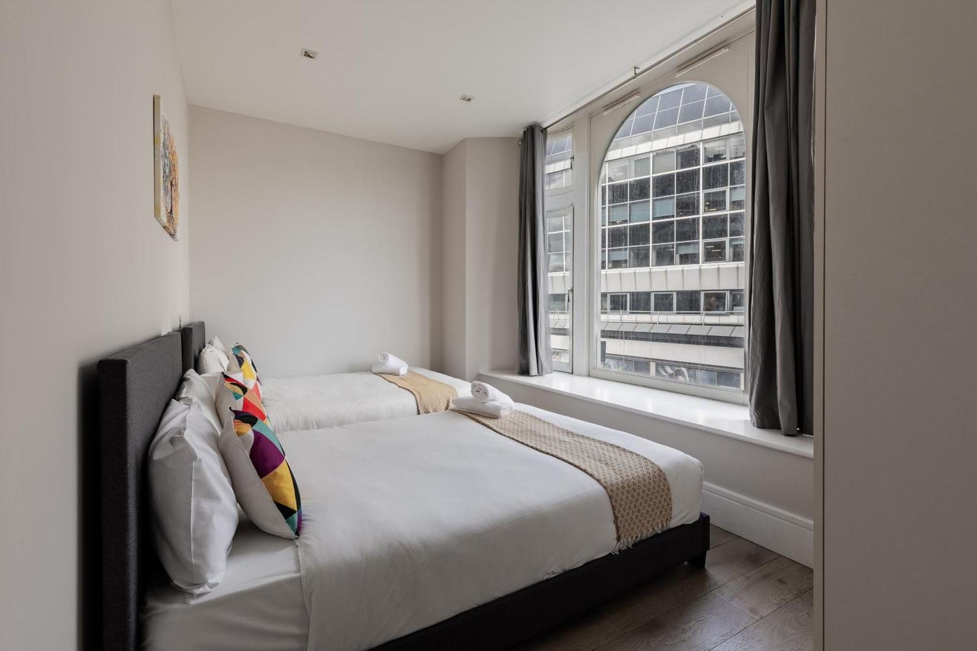 Superb Opposite Edgware Road Station Londen