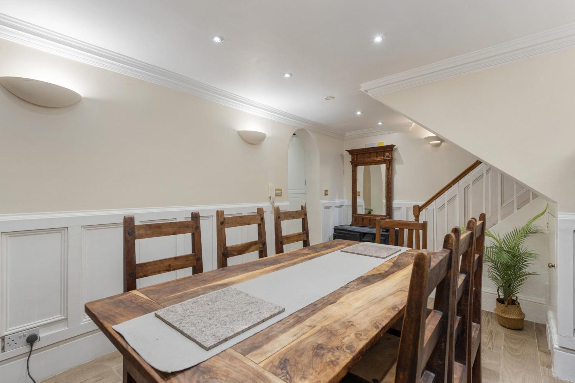 Appartement Parea Living - Spacious 4 Story House, Families, Big Groups Londen