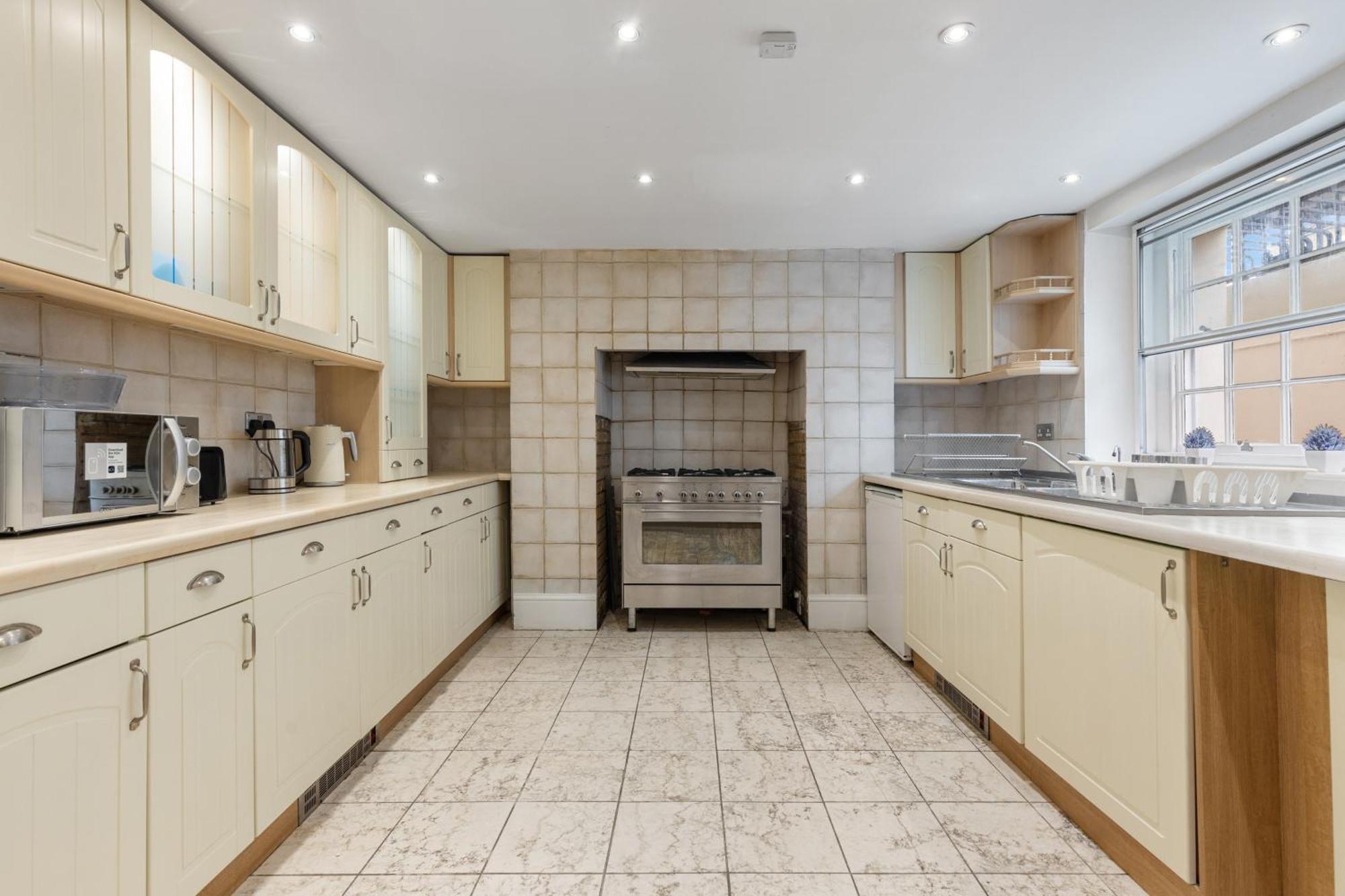 Parea Living - Spacious 4 Story House, Families, Big Groups Appartement Londen