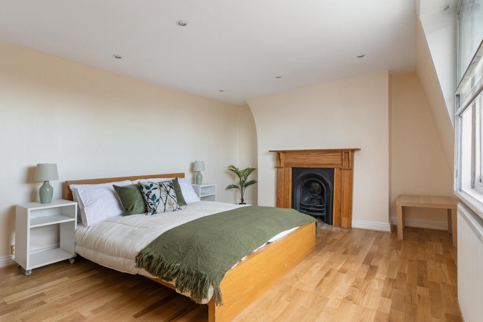 Parea Living - Spacious 4 Story House, Families, Big Groups Appartement Londen