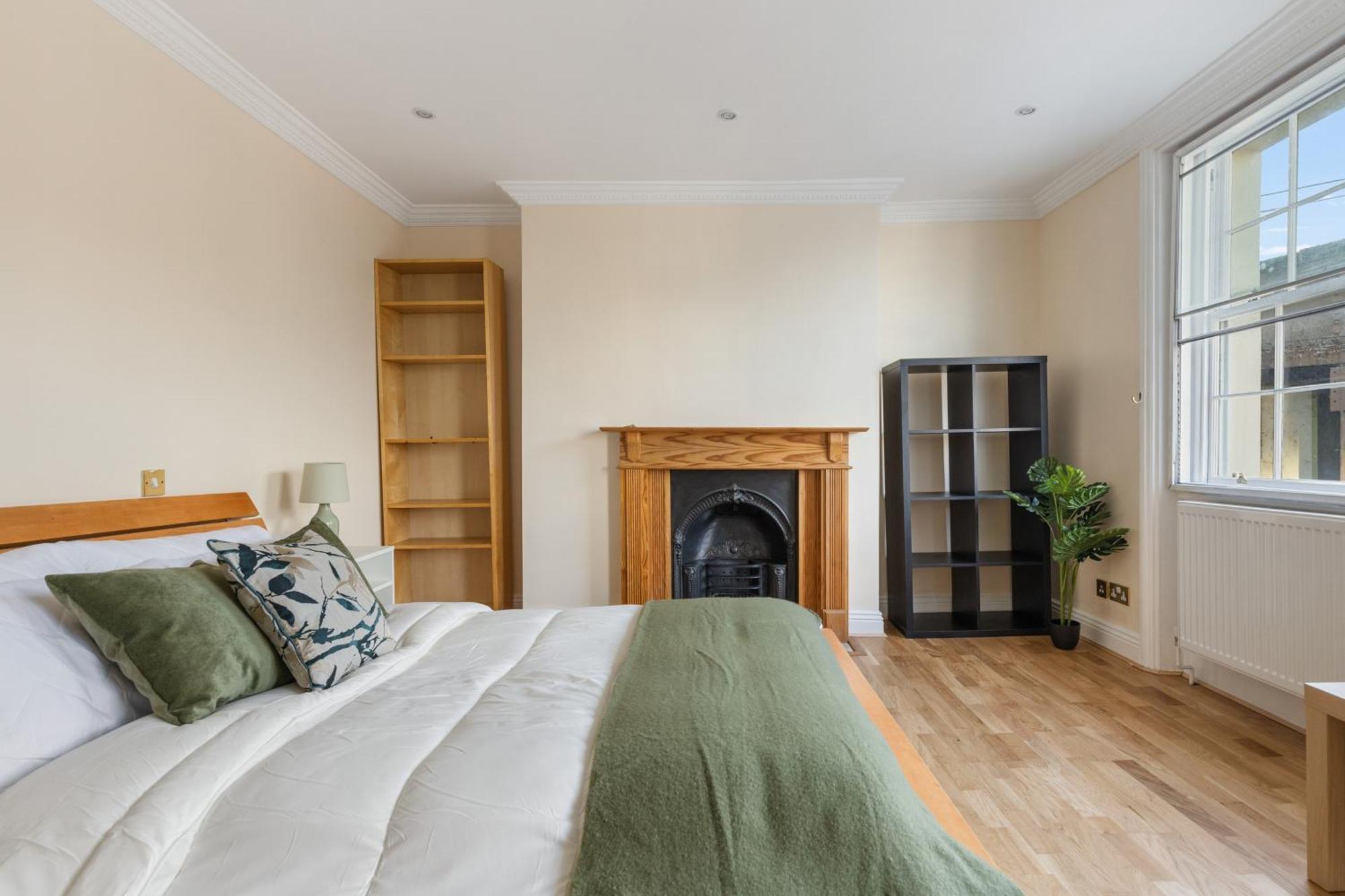 Parea Living - Spacious 4 Story House, Families, Big Groups Appartement Londen