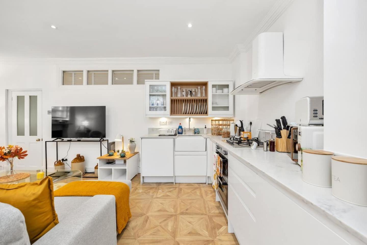 3 Bedroom 2 Bathroom Victorian Flat In Kensington * London