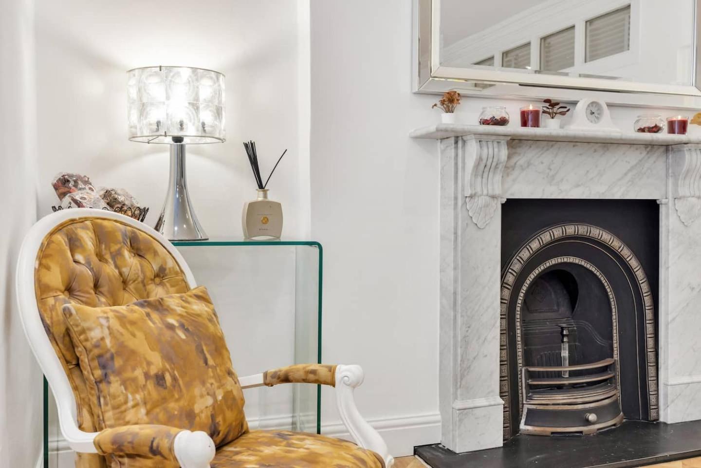 3 Bedroom 2 Bathroom Victorian Flat In Kensington Apartment *