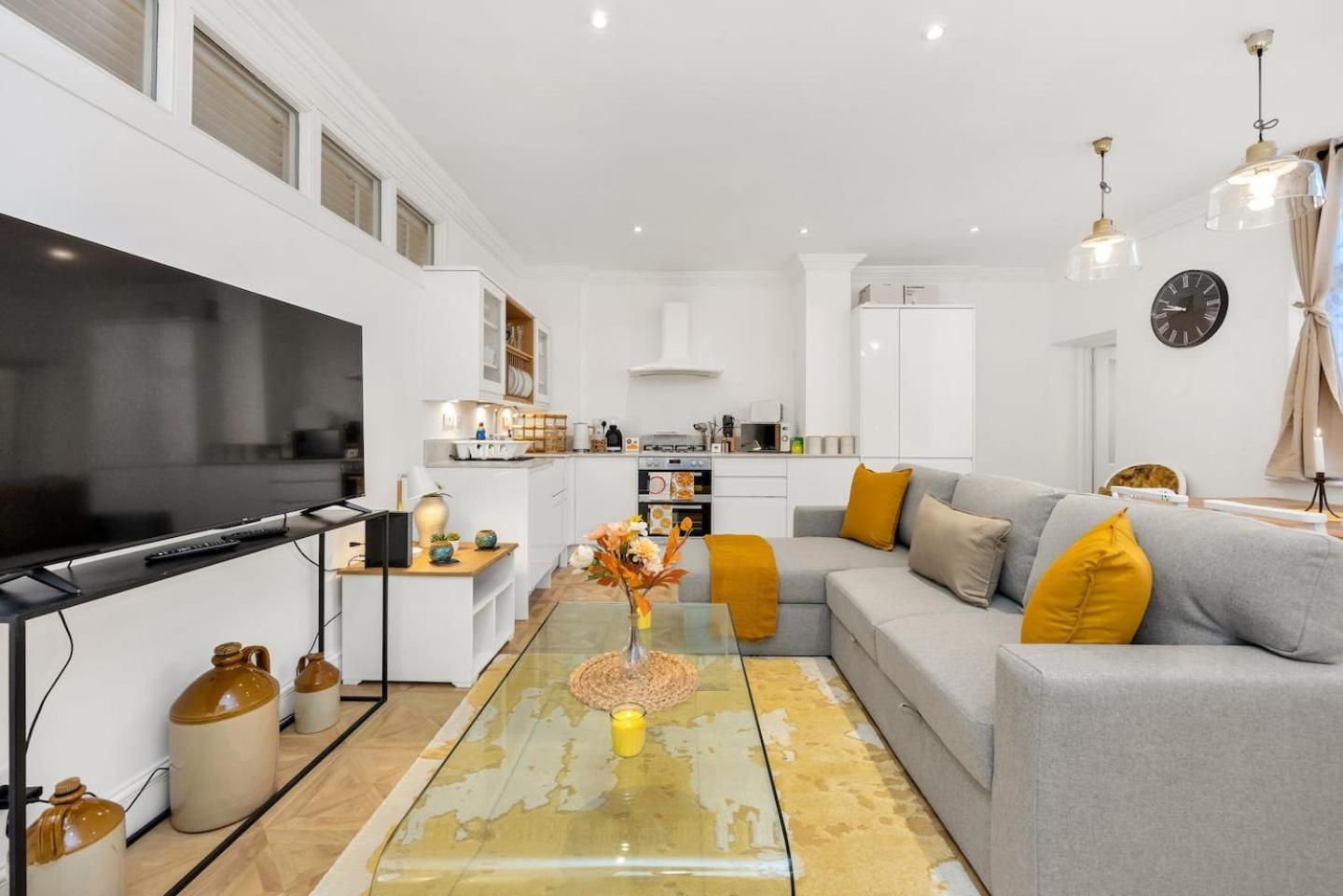 Apartment 3 Bedroom 2 Bathroom Victorian Flat In Kensington *