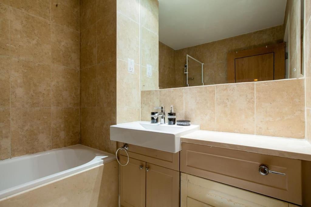 Apartment Amazing Location Near St Paul's - Sleeps 4 London
