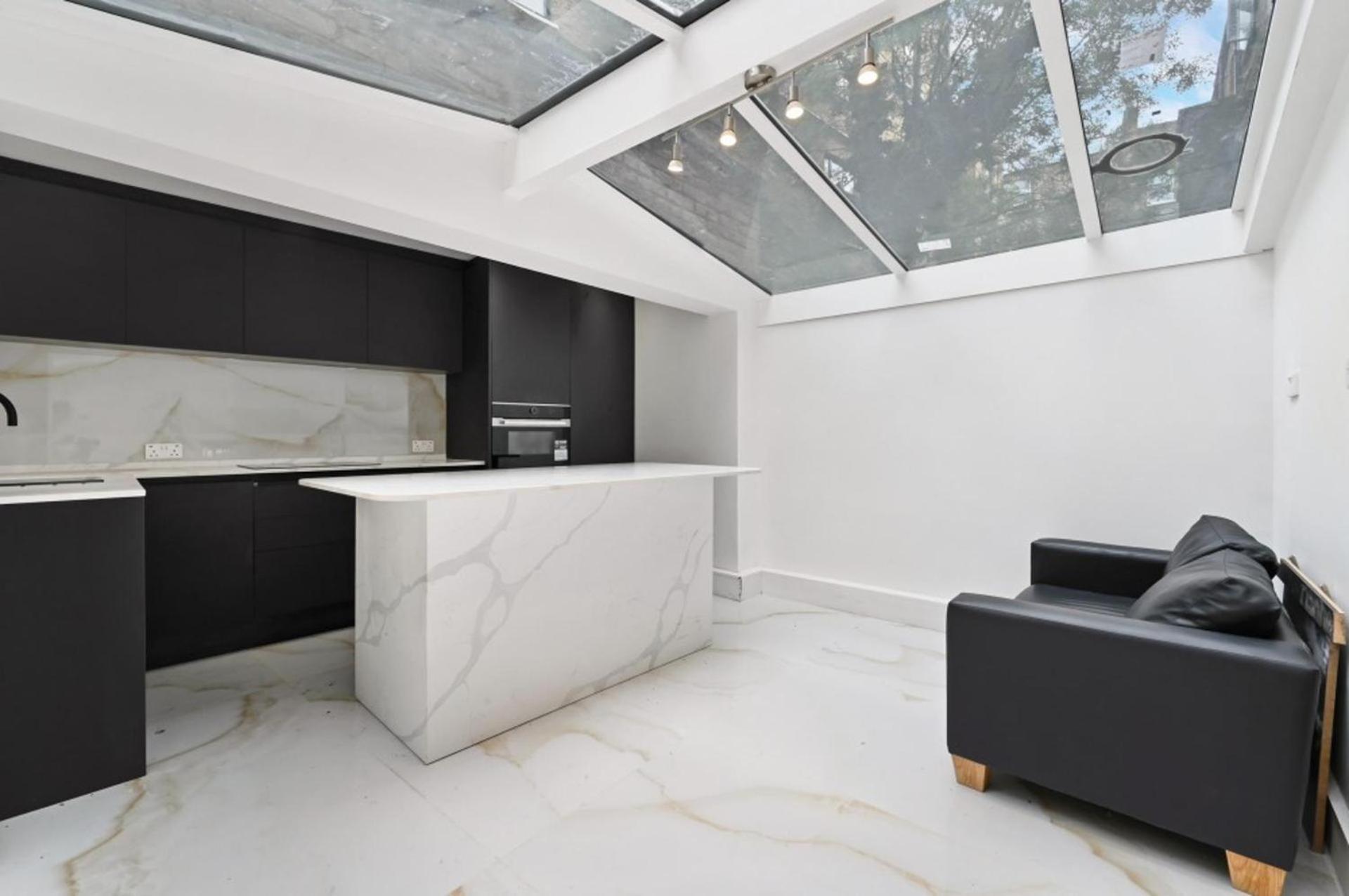 Chic With 2 Bedrooms London