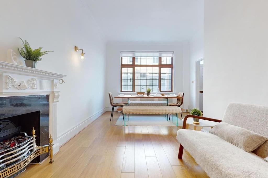 Prime Location Prince's Gate Mews 4bd 3 Bath