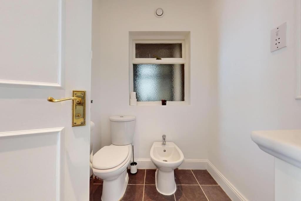 Prime Location Prince's Gate Mews 4bd 3 Bath
