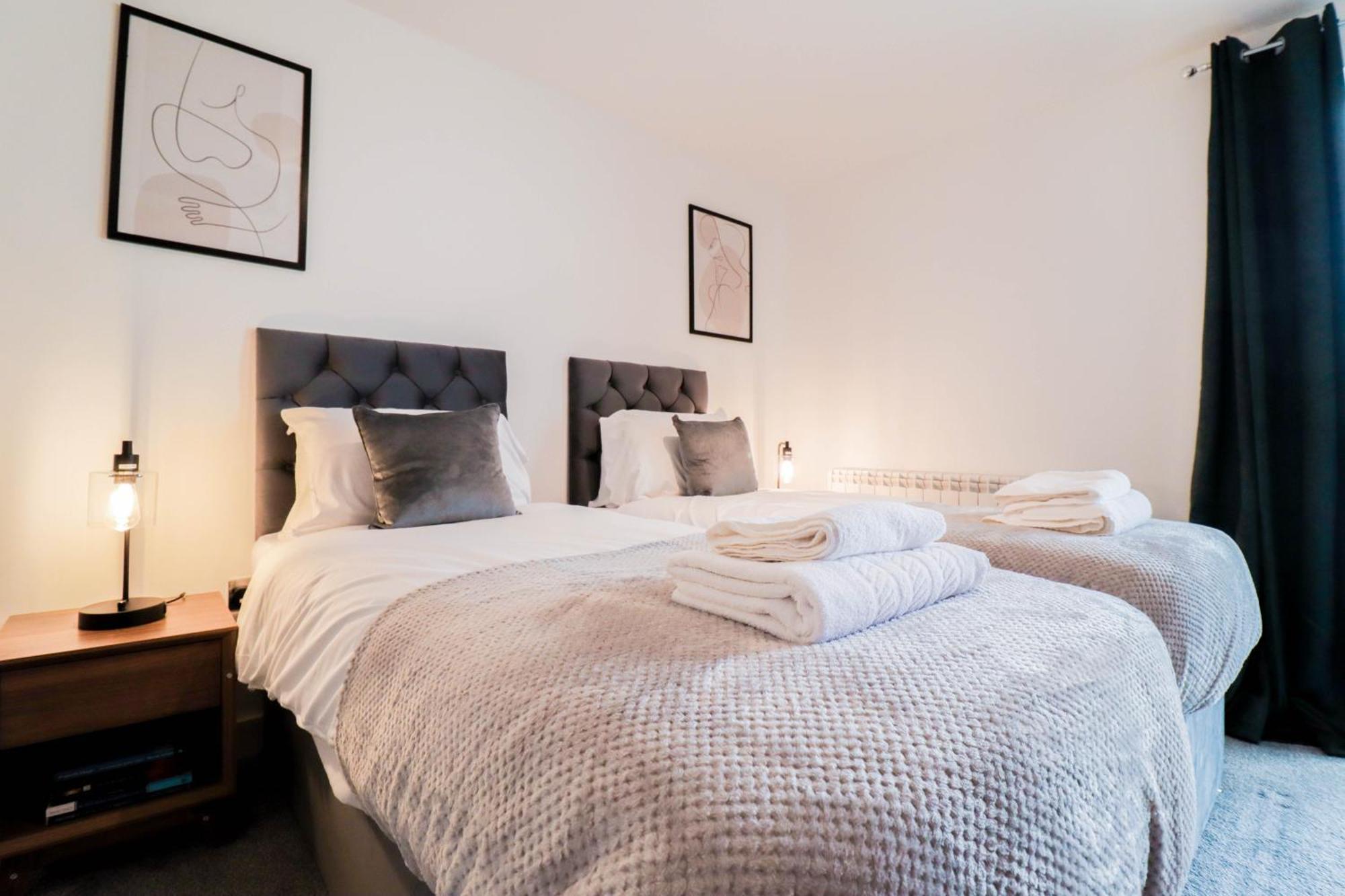 Serene 2-bedroom By The River Apartment *