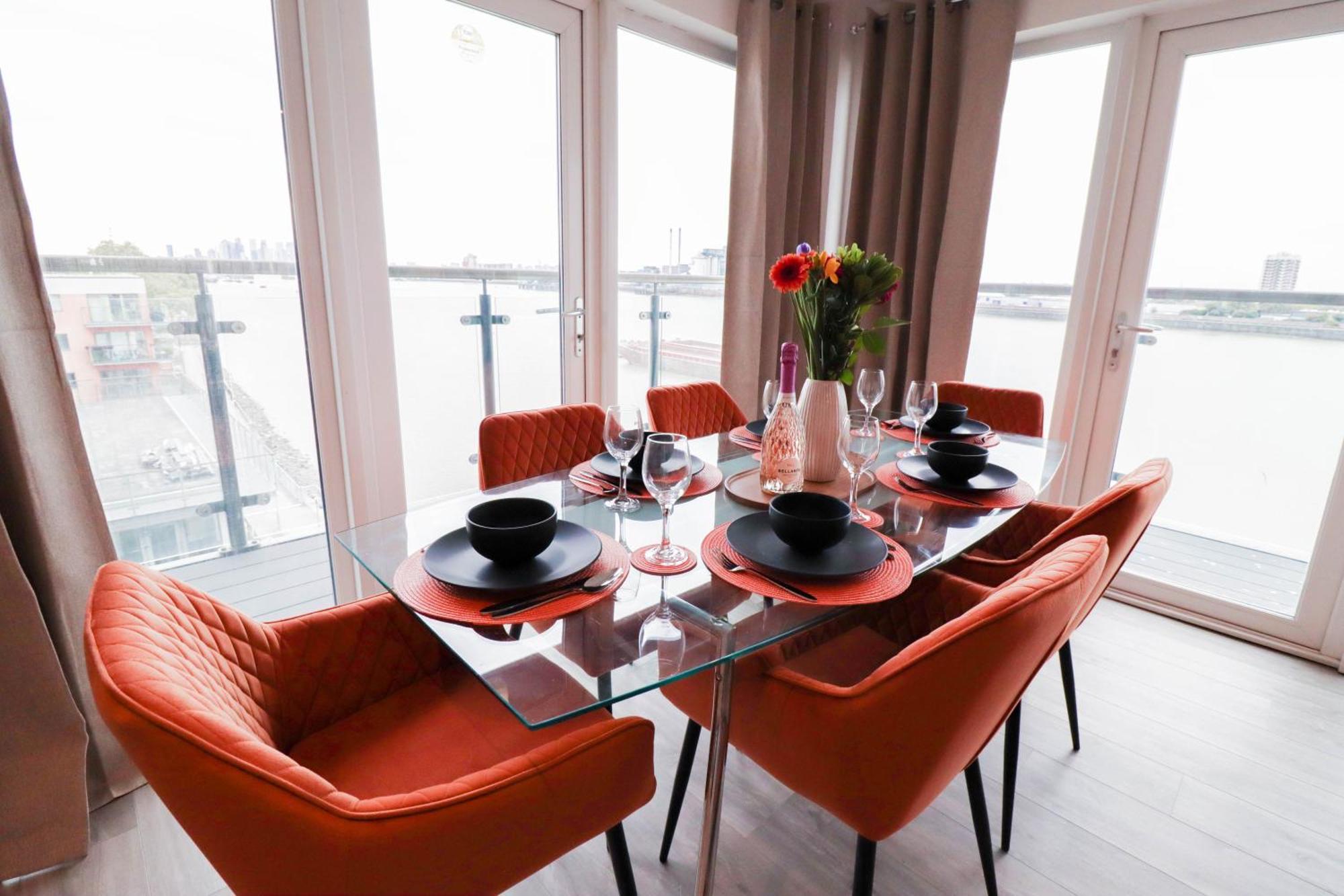 Serene 2-bedroom By The River London