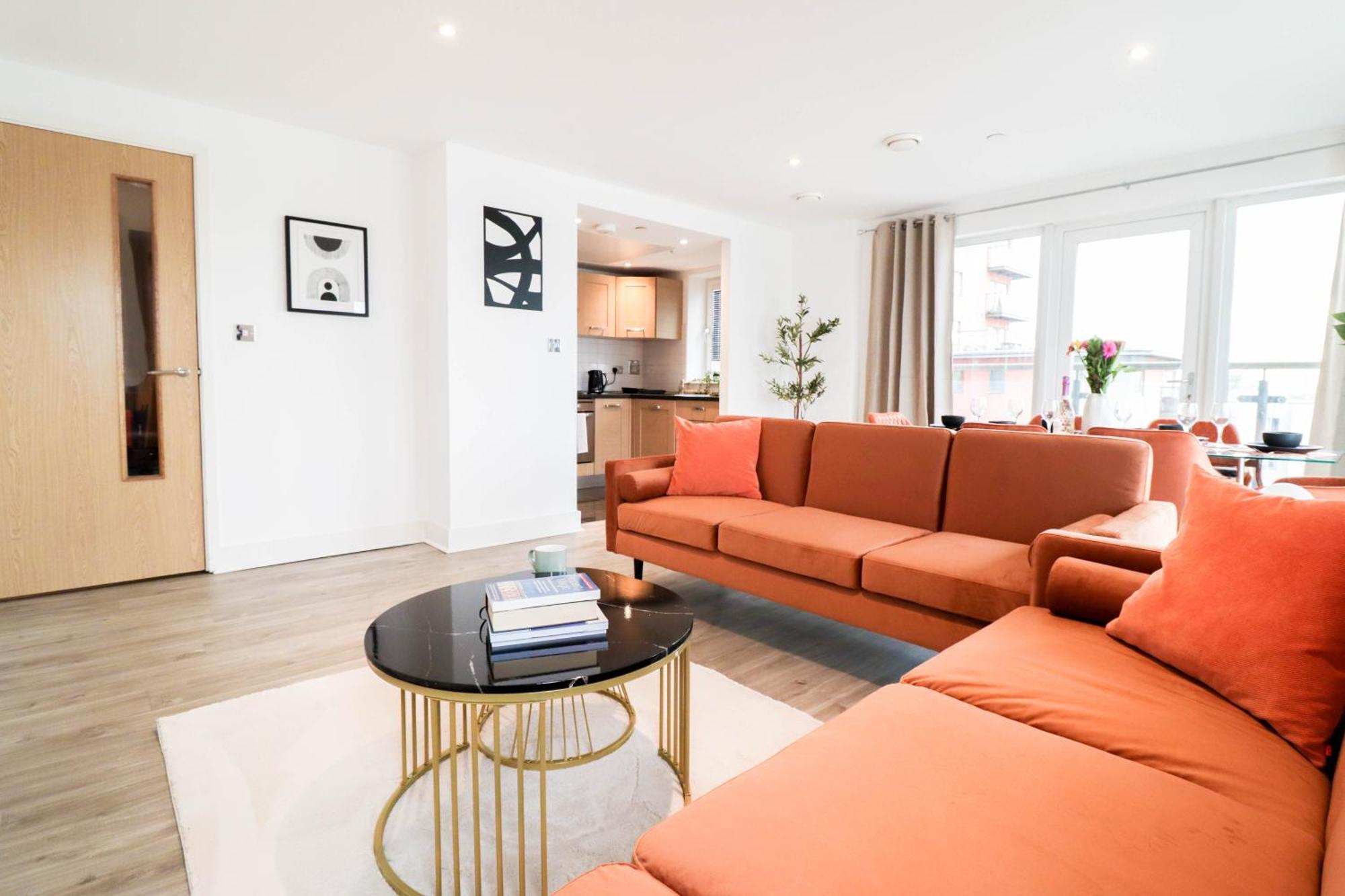 Serene 2-bedroom By The River Apartment *
