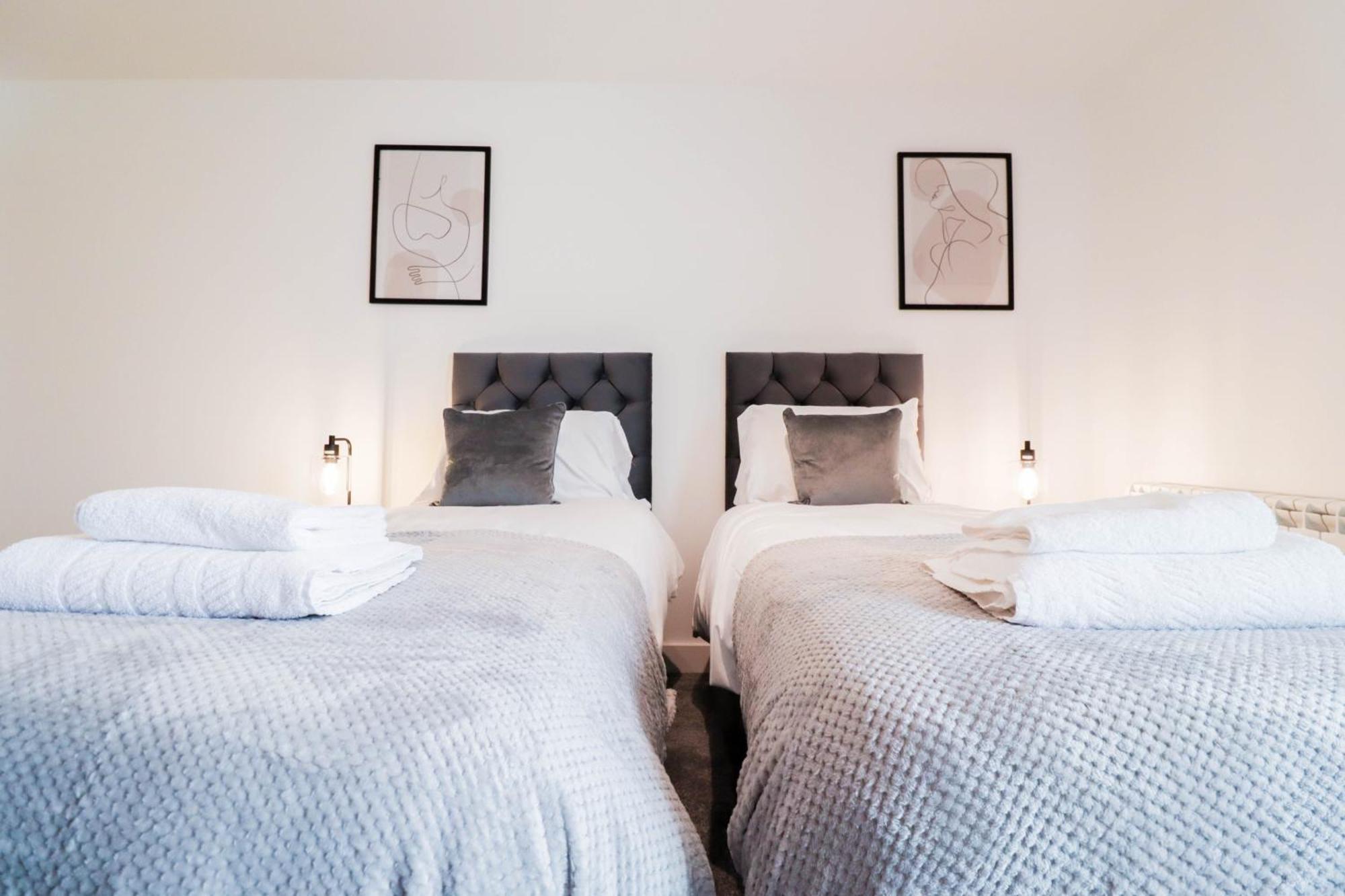 Serene 2-bedroom By The River Apartment London