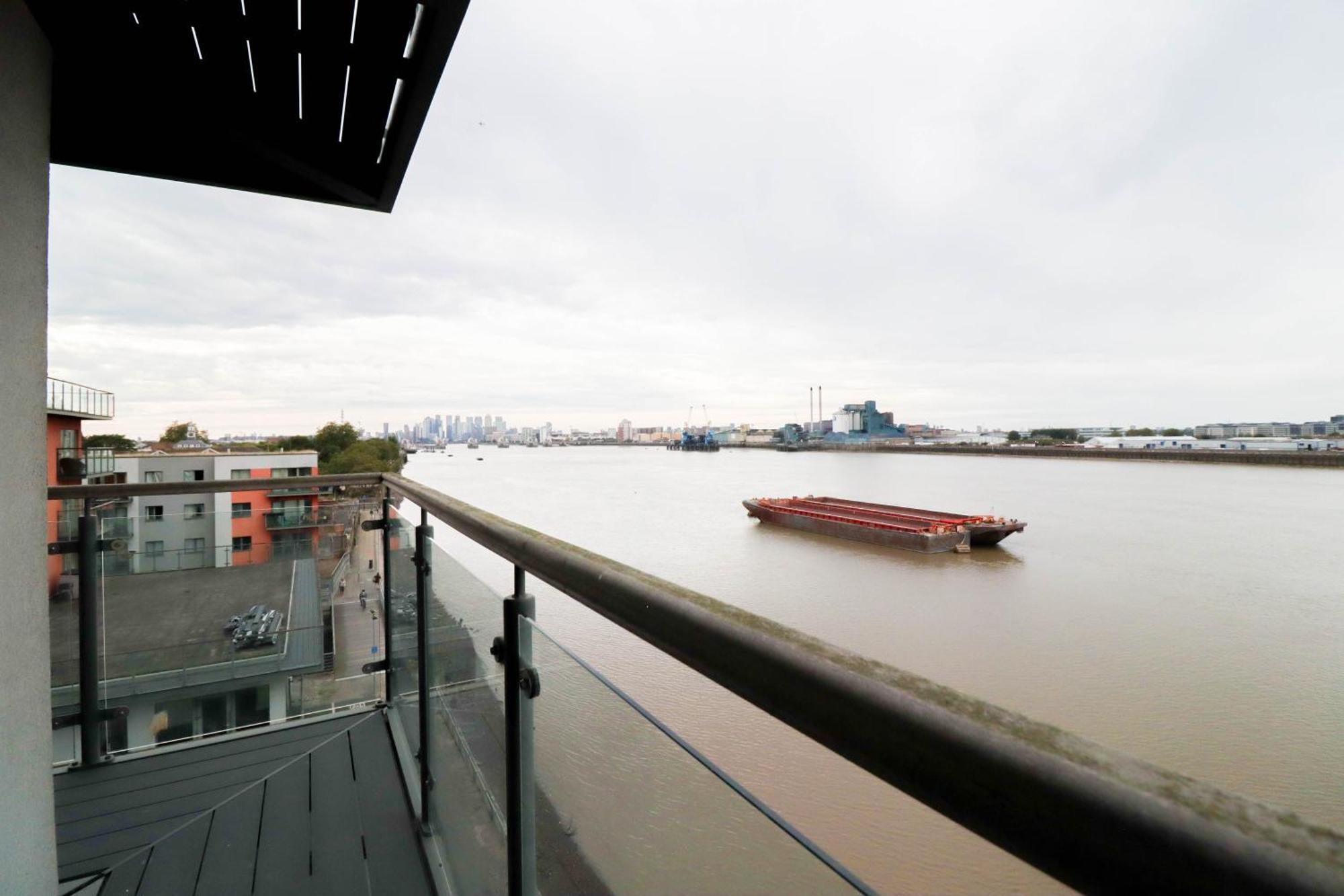 Serene 2-bedroom By The River Apartment London