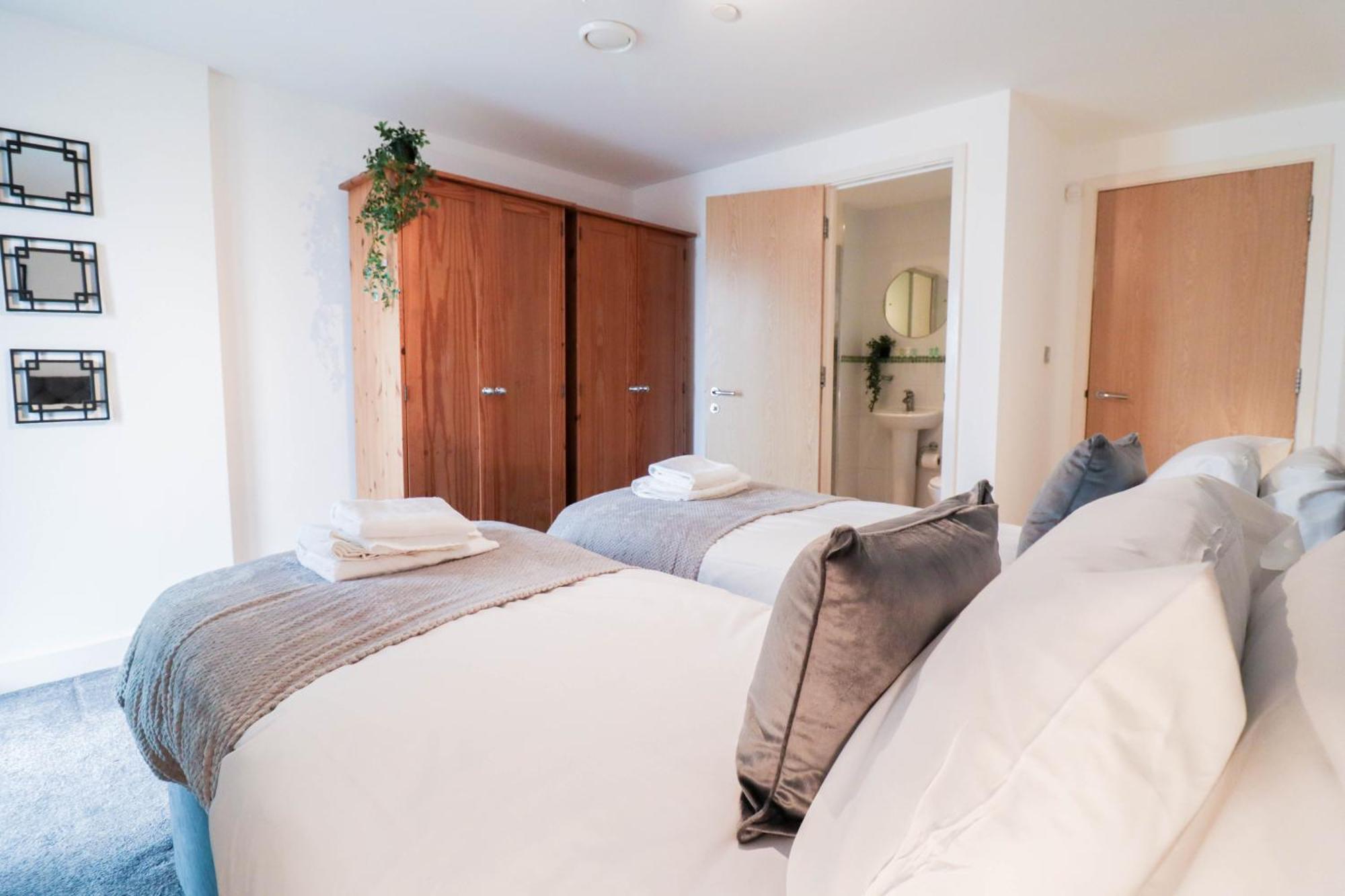 Serene 2-bedroom By The River Apartment