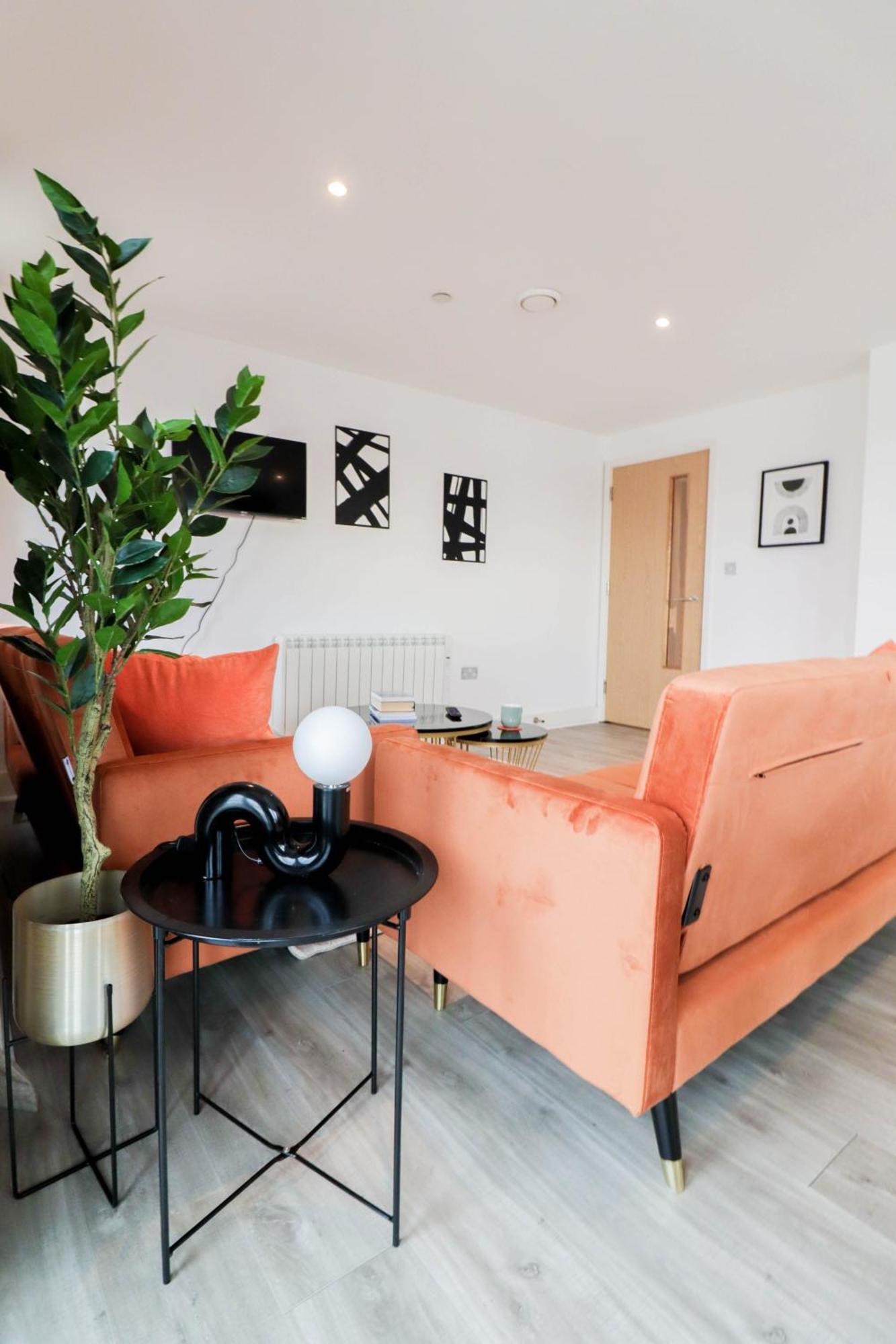 Serene 2-bedroom By The River Apartment *