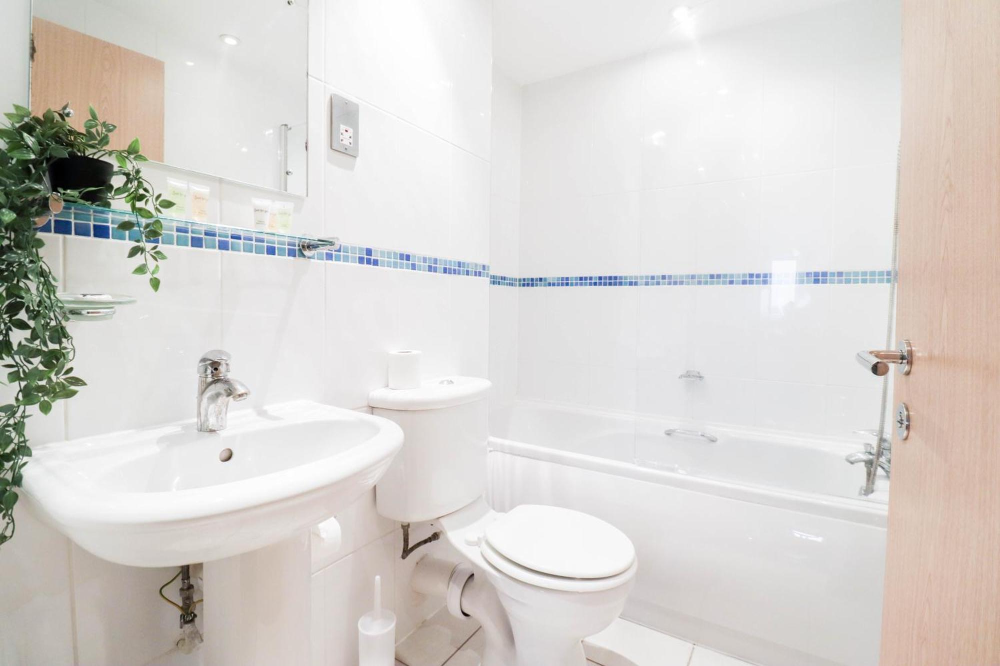 Serene 2-bedroom By The River Apartment London