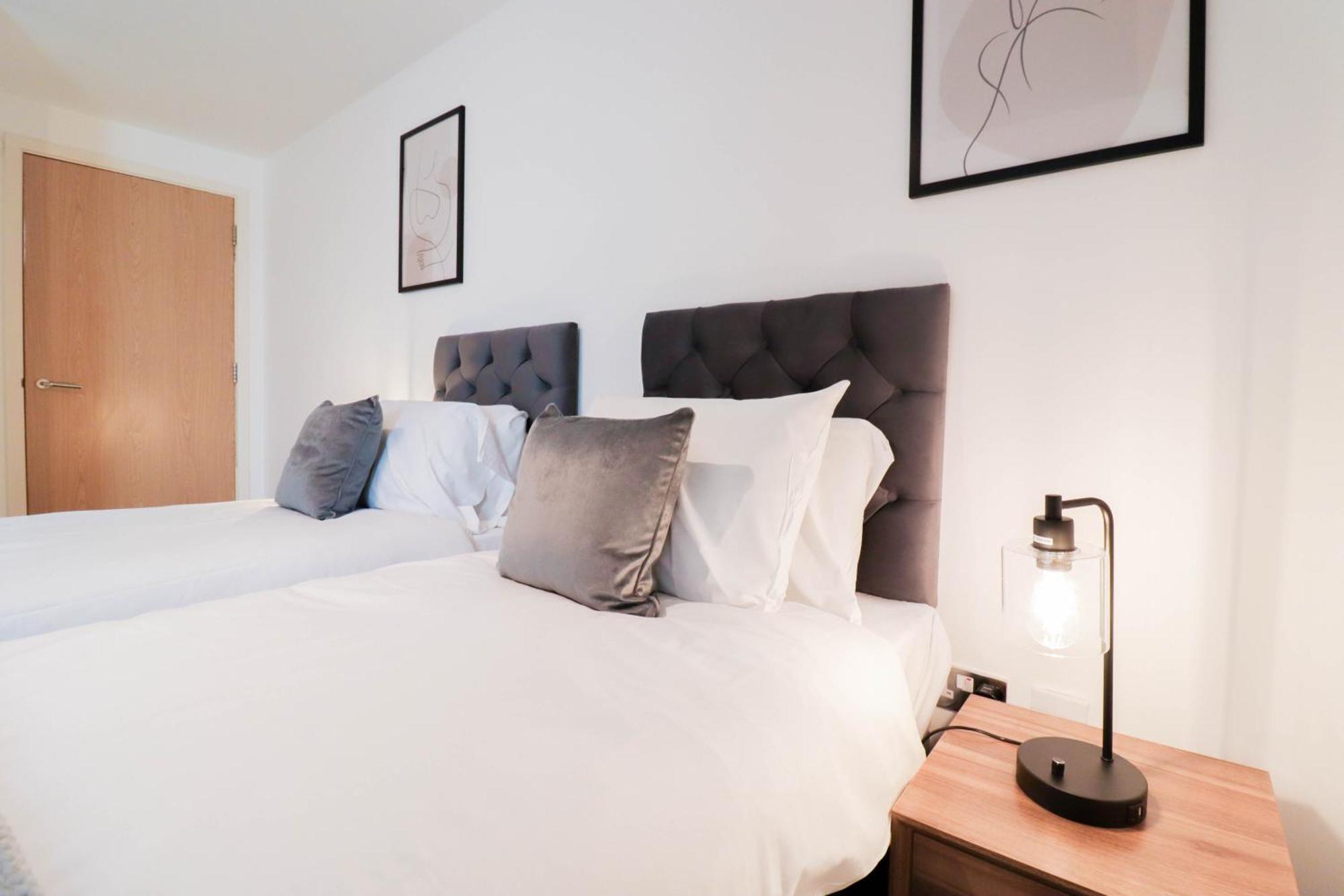 Serene 2-bedroom By The River Apartment *