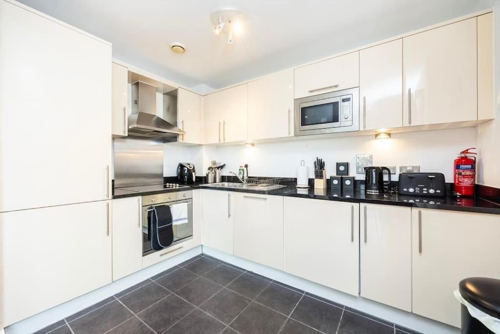 Contemporary 2 Bedroom Flat In Canary Wharf Appartement Londen