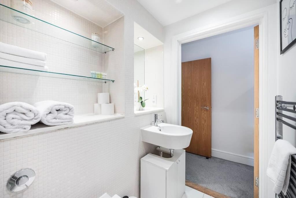 Contemporary 2 Bedroom Flat In Canary Wharf