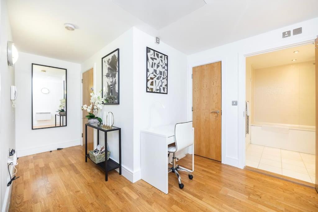 Contemporary 2 Bedroom Flat In Canary Wharf *