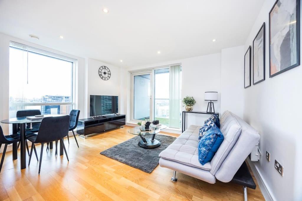 Contemporary 2 Bedroom Flat In Canary Wharf