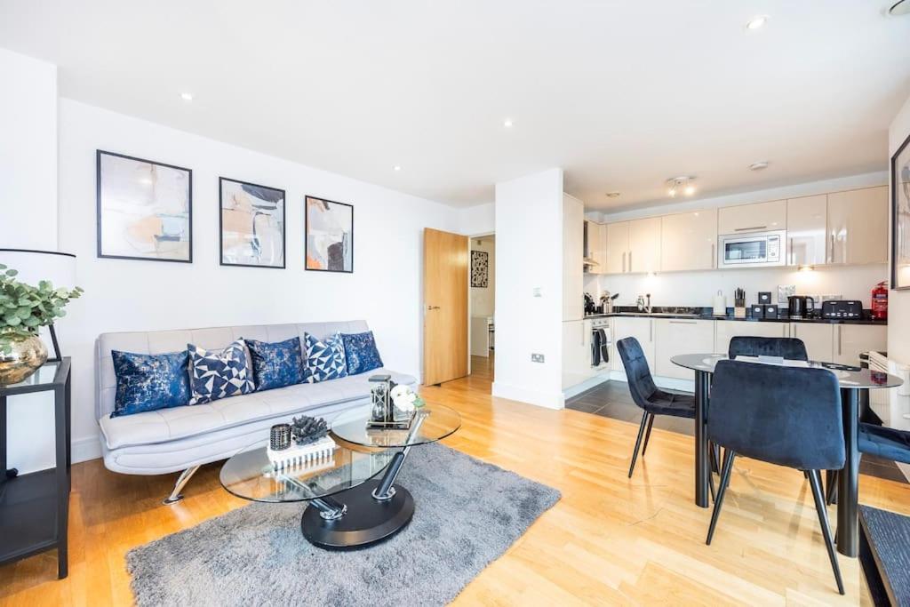 Contemporary 2 Bedroom Flat In Canary Wharf *
